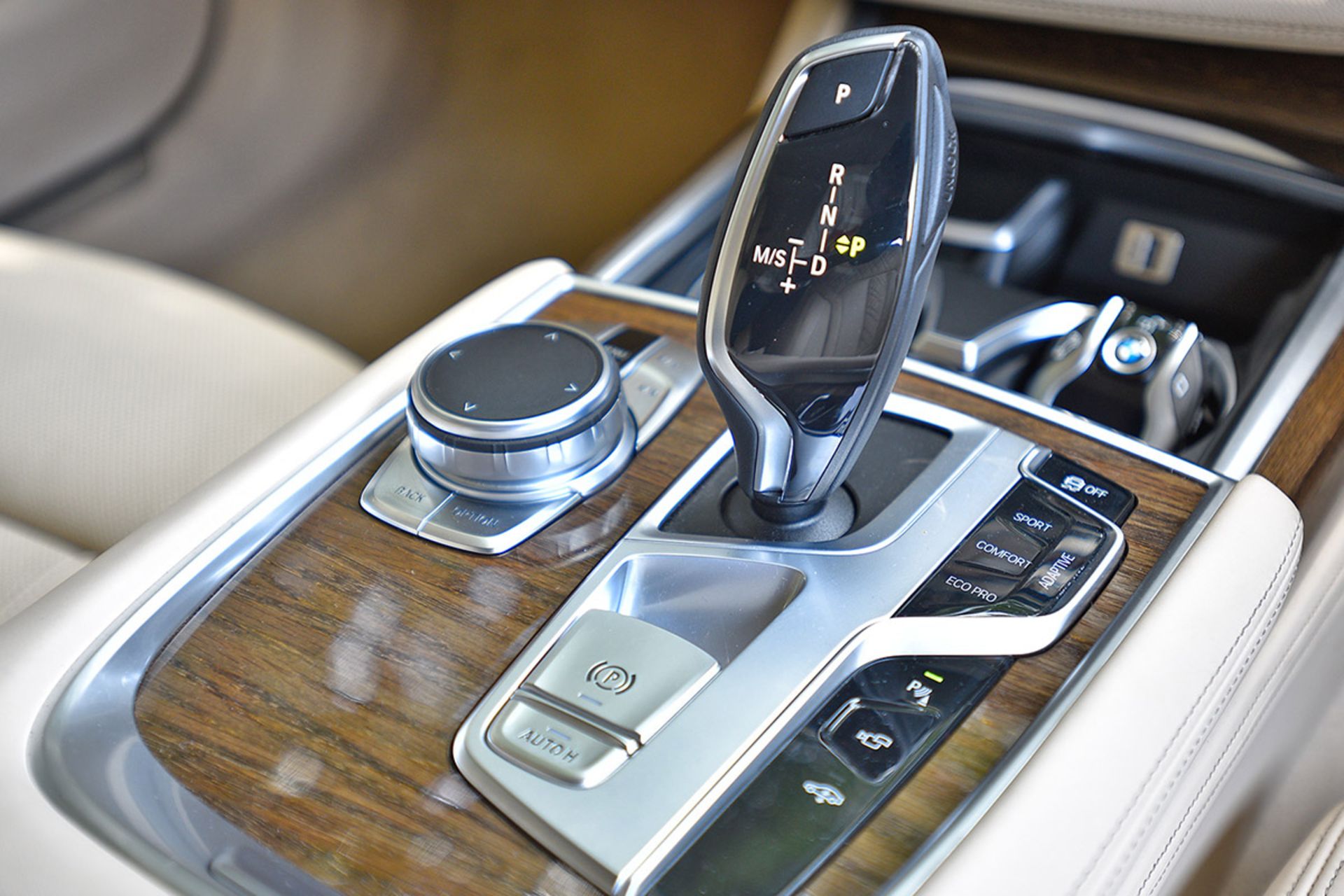 دسته دنده بی‌ام‌و سری ۷ با تزیین چوب