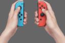 جویکان های نینتندو سوییچ نمای جلو به صورت جدا از هم و در دو دست / Nintendo Switch