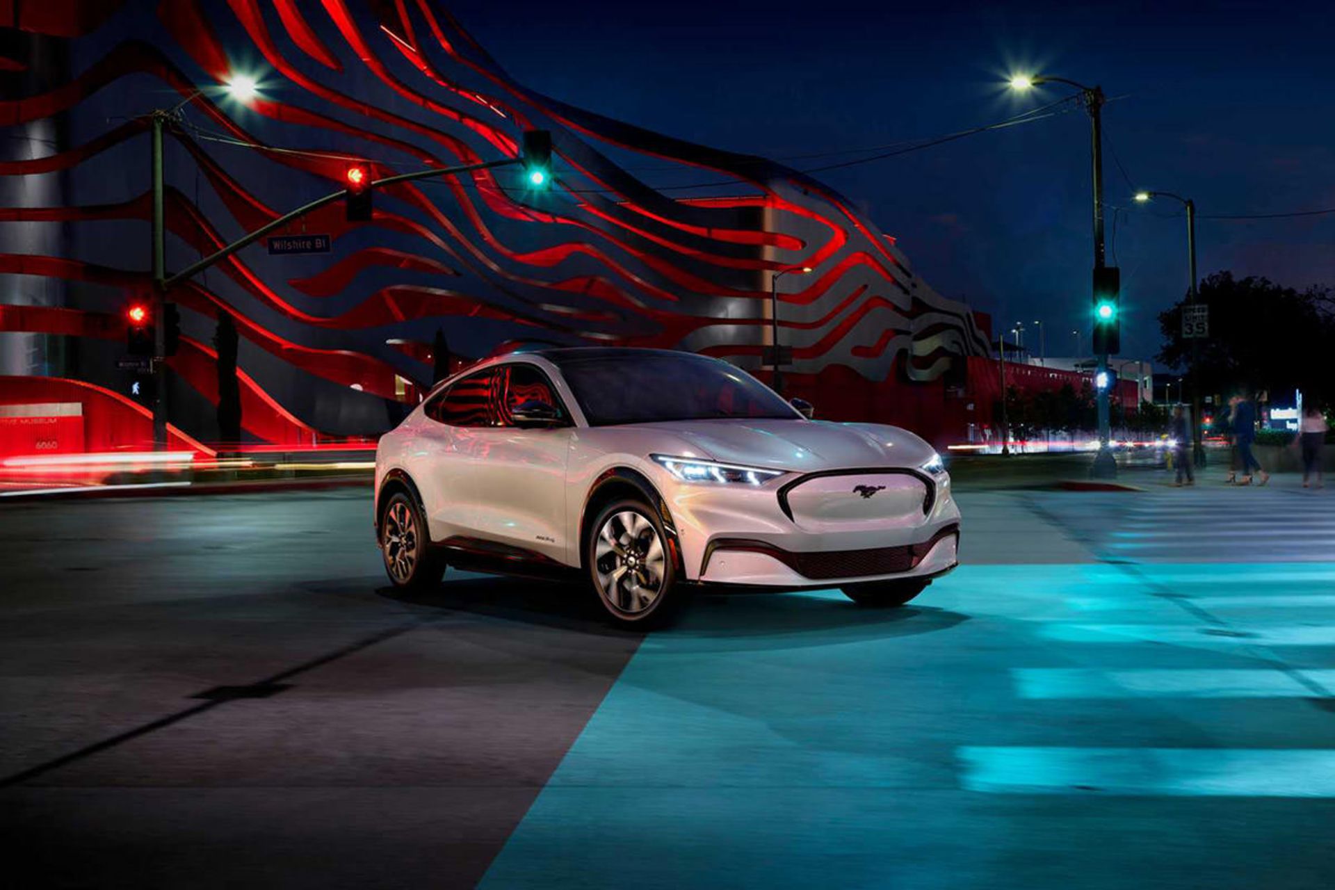 نمای جلو خودروی الکتریکی / electric car و کراس اور / crossover فورد / ford در شب 