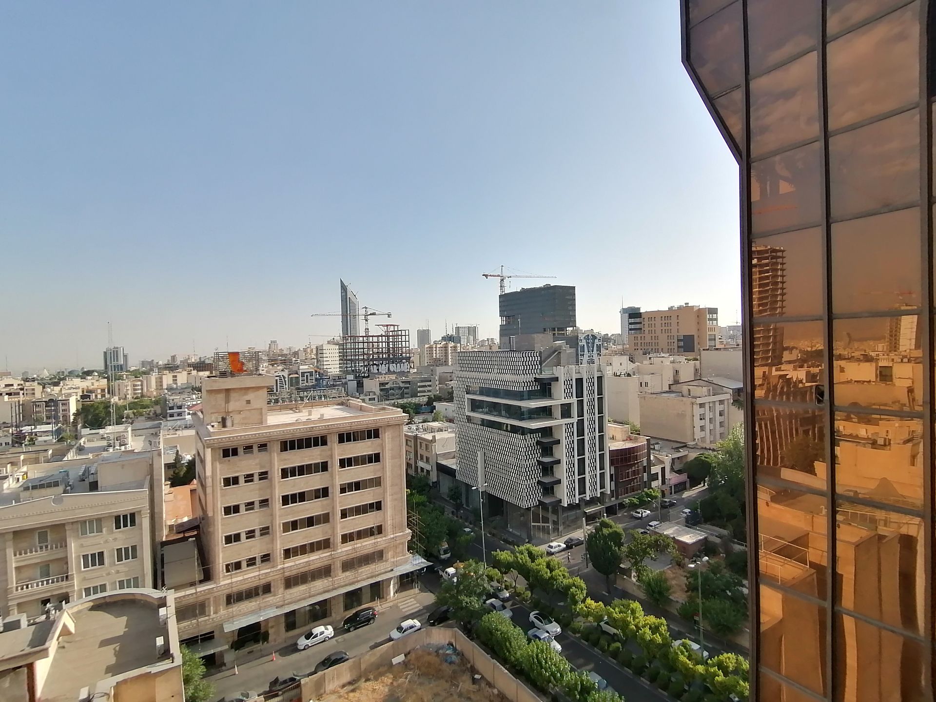 عکس اولتراواید از ساختمان‌ های کنار خیابان