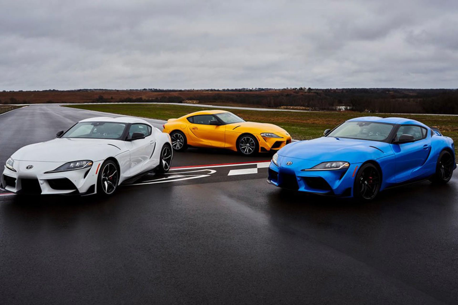 مدل‌های مختلف تویوتا سوپرا ۲۰۲۱ در پیست در هوای بارانی