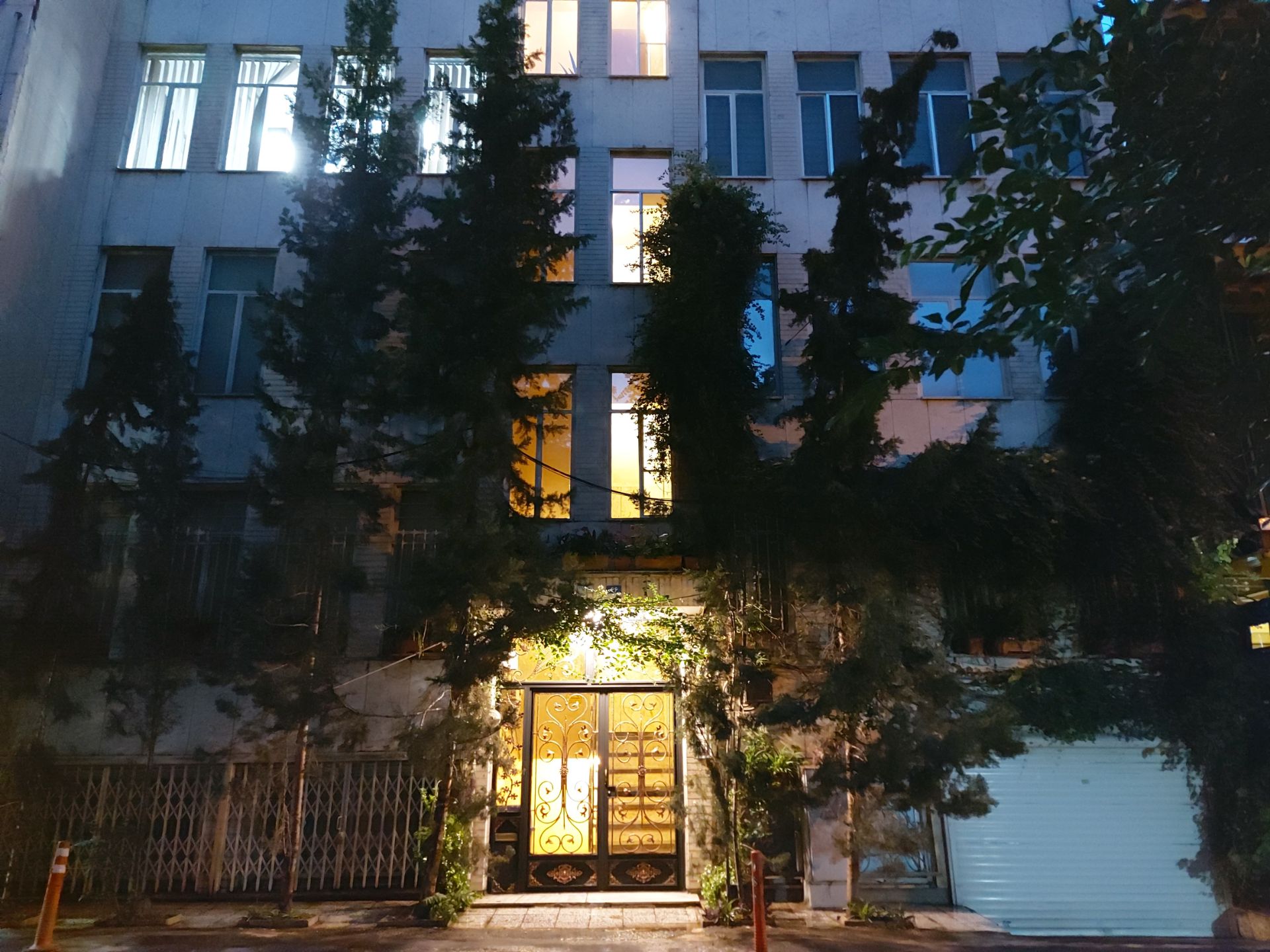 نمونه عکس شب گلکسی A71 از ساختمان