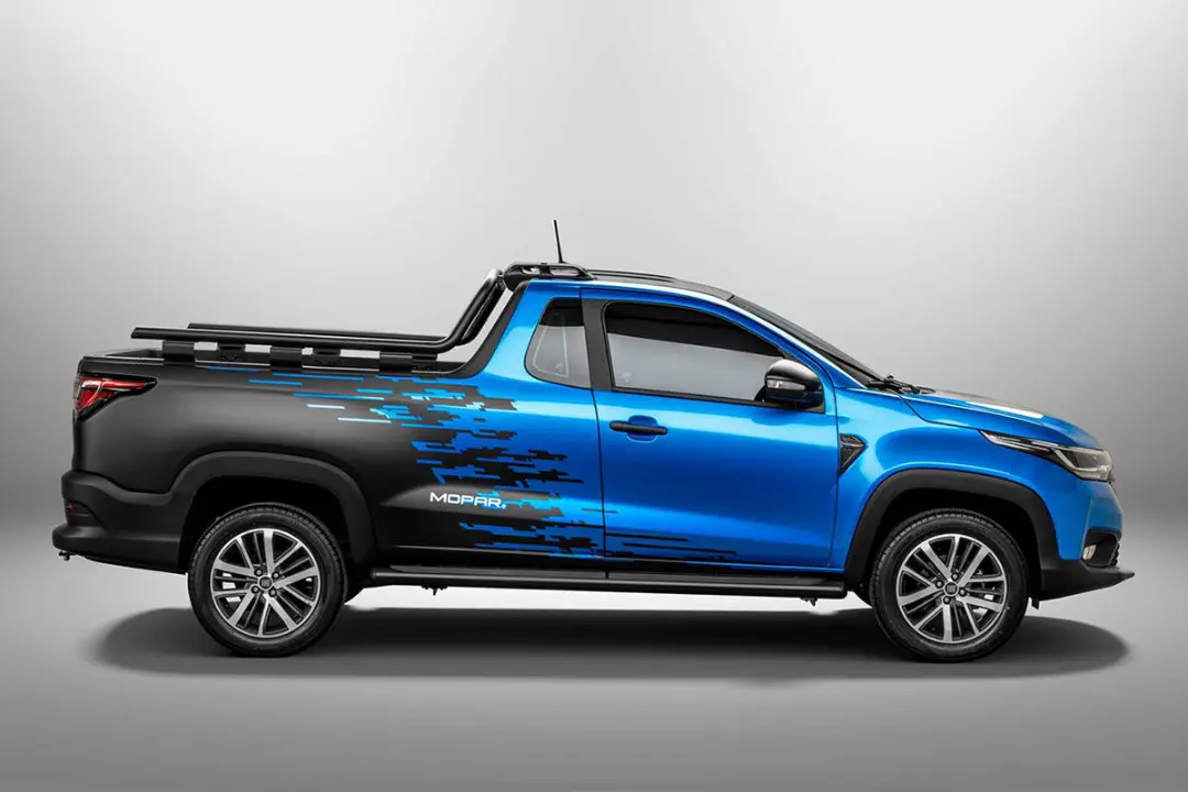 نمای جانبی وانت پیکاپ فیات استرادا / fiat strada آبی و سیاه