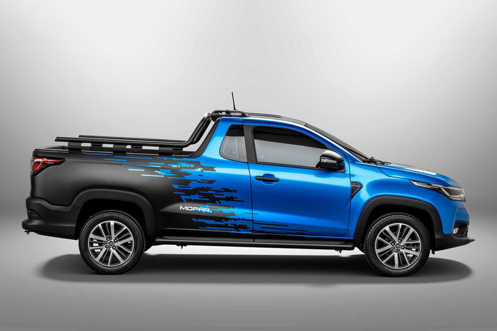 نمای جانبی وانت پیکاپ فیات استرادا / fiat strada آبی و سیاه