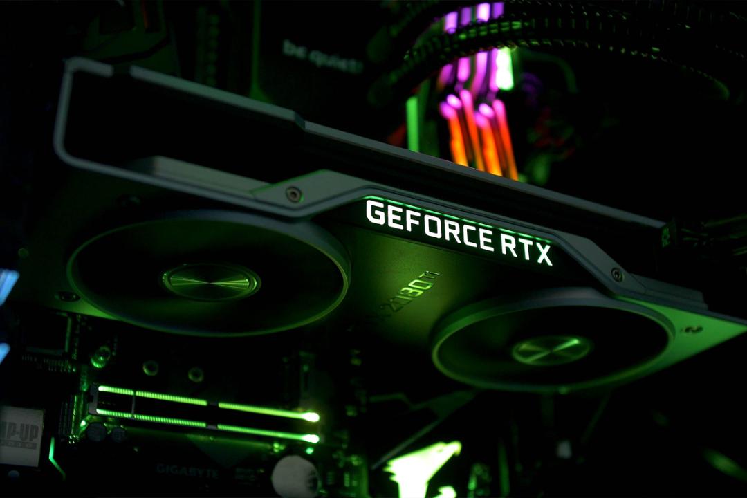 انویدیا جیفورس RTX مشغول فعالیت فن در حال کار رنگ مشکی نور سبز داخل کیس