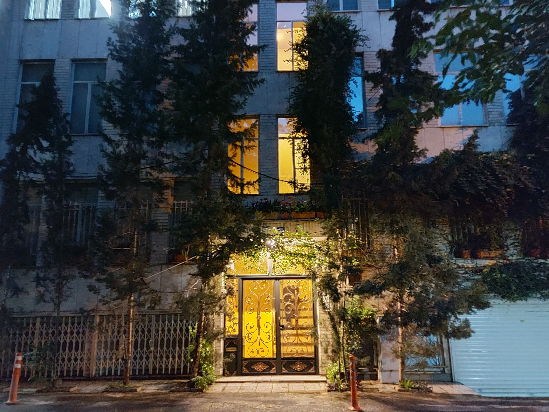 نمونه عکس شب گلکسی A71 از ساختمان