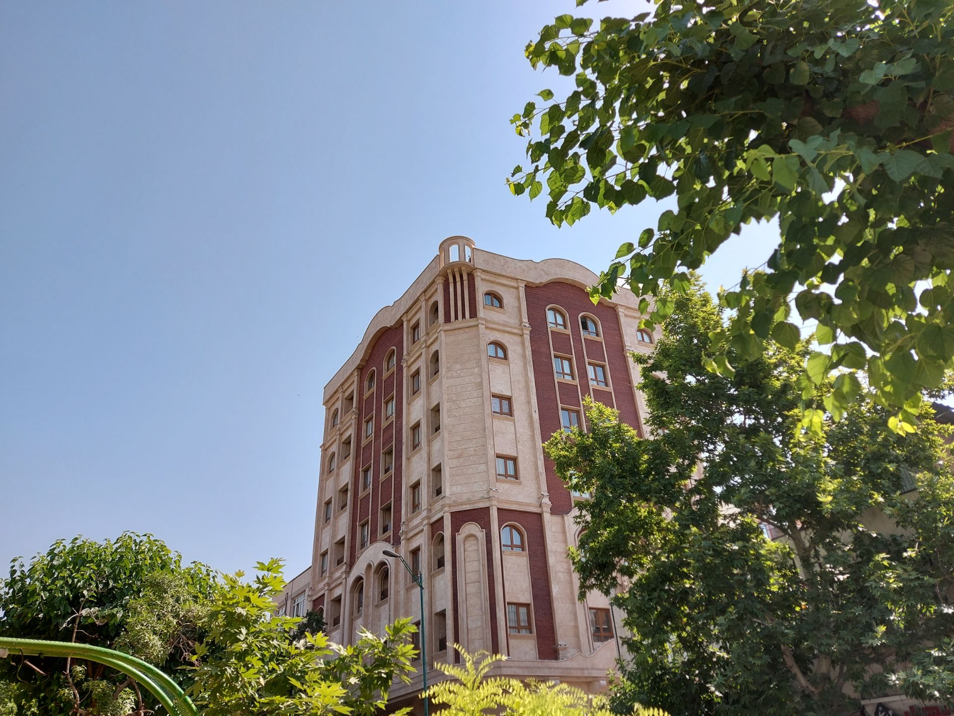 نمونه عکس گلکسی A71 از ساختمان