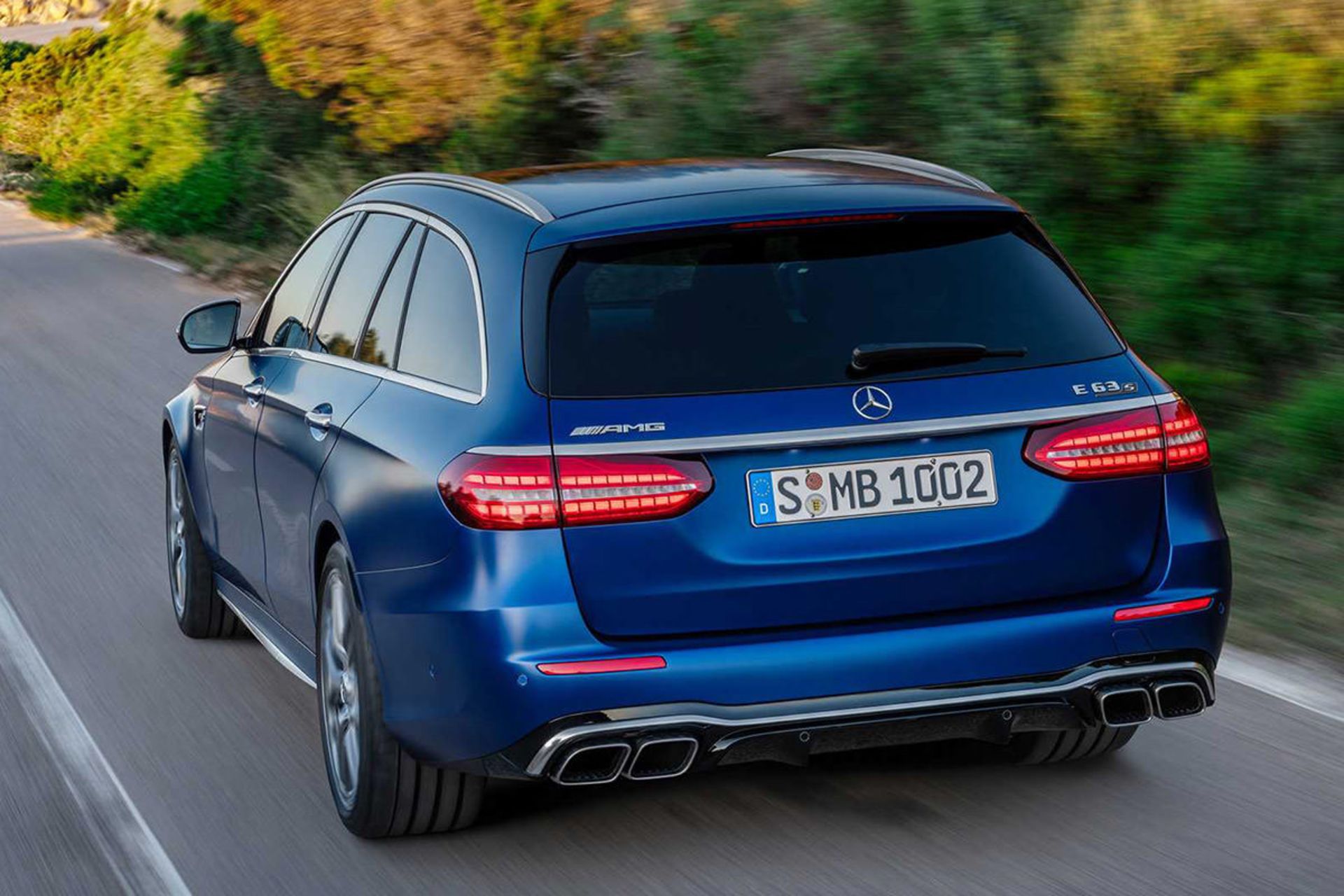 نمای عقب مرسدس بنز E63 S AMG با خروجی‌های چهارتایی اگزوز و تایر‌های ۲۰ اینچی پهن