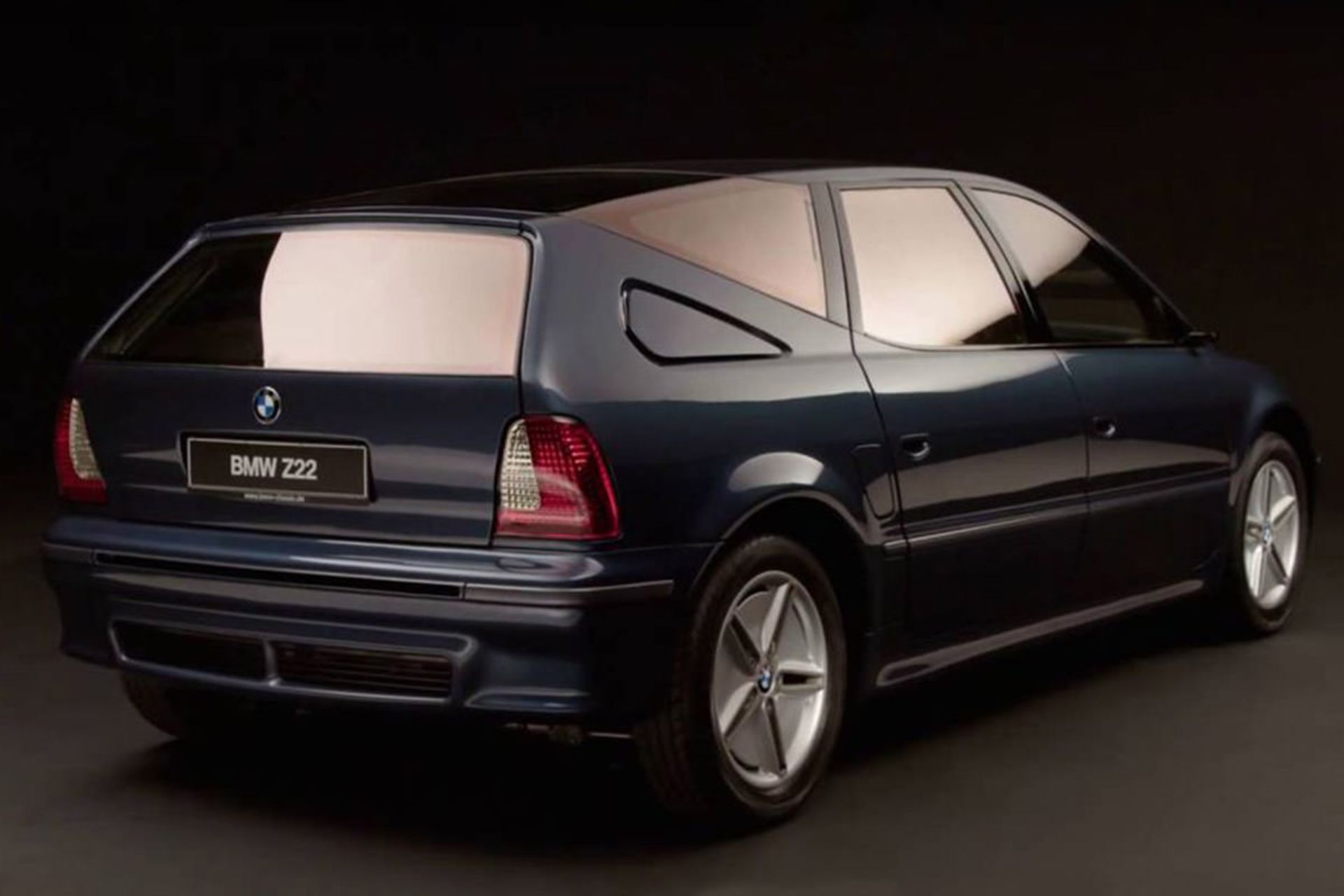 نمای عقب کانسپت Z22 بی ام و با شاسی و بدنه سبک و مقاوم تقویت‌شده با فیبرکربن