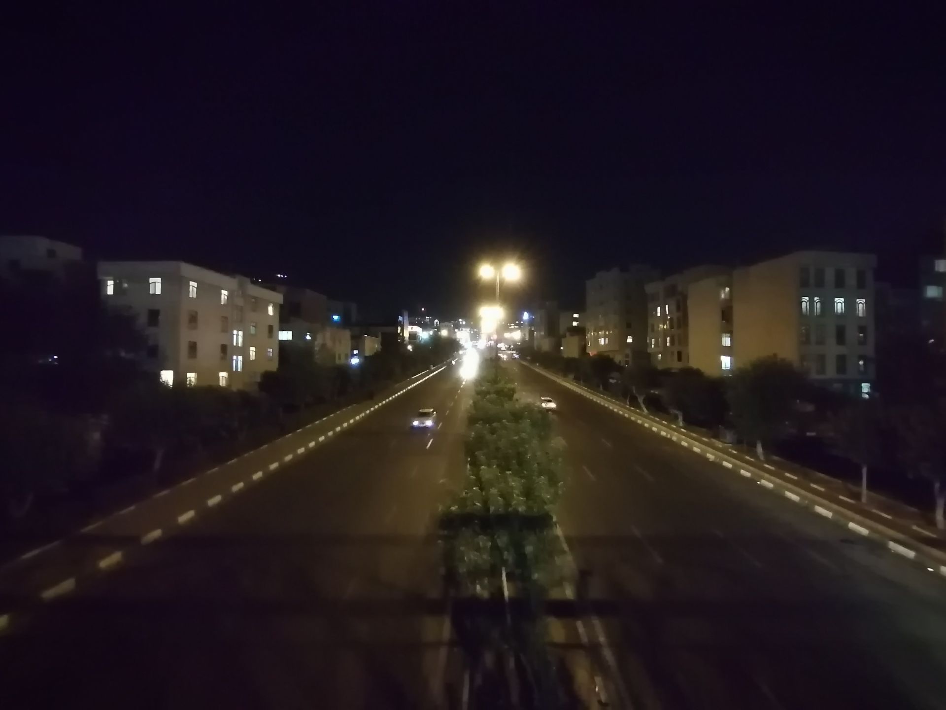 عکس اولتراواید از بزرگراه و ساختمان‌های کنار آن در تاریکی