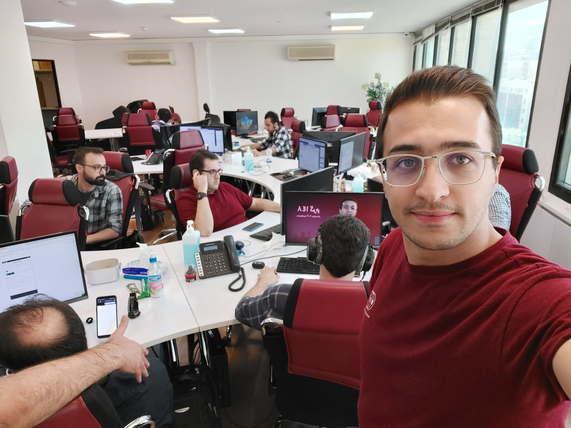 نمونه عکس سلفی گلکسی A71 در دفتر زومیت