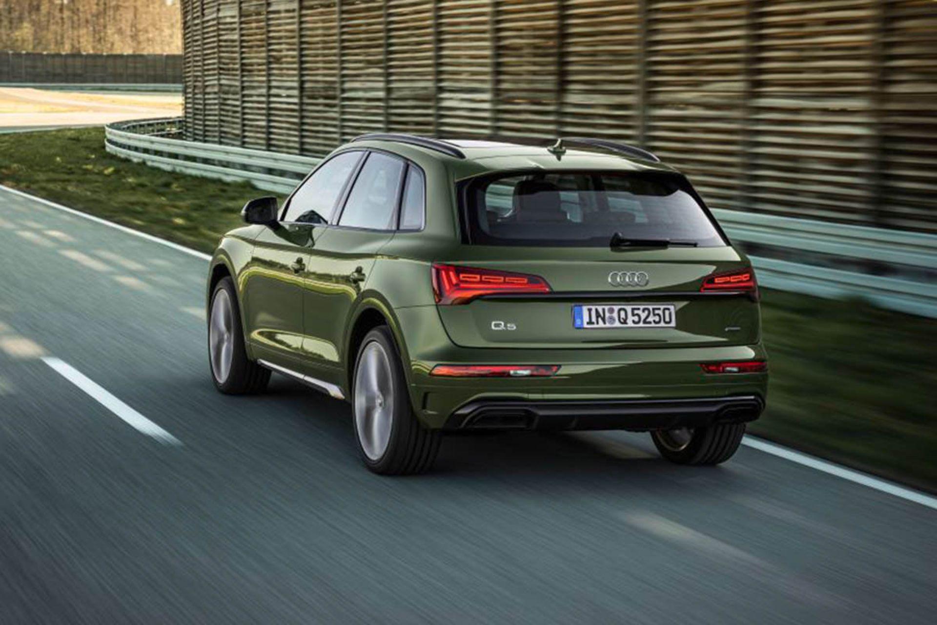 نمای عقب آئودی Q5 با چراغ‌های OLED و جاده‌ی زیبا 
