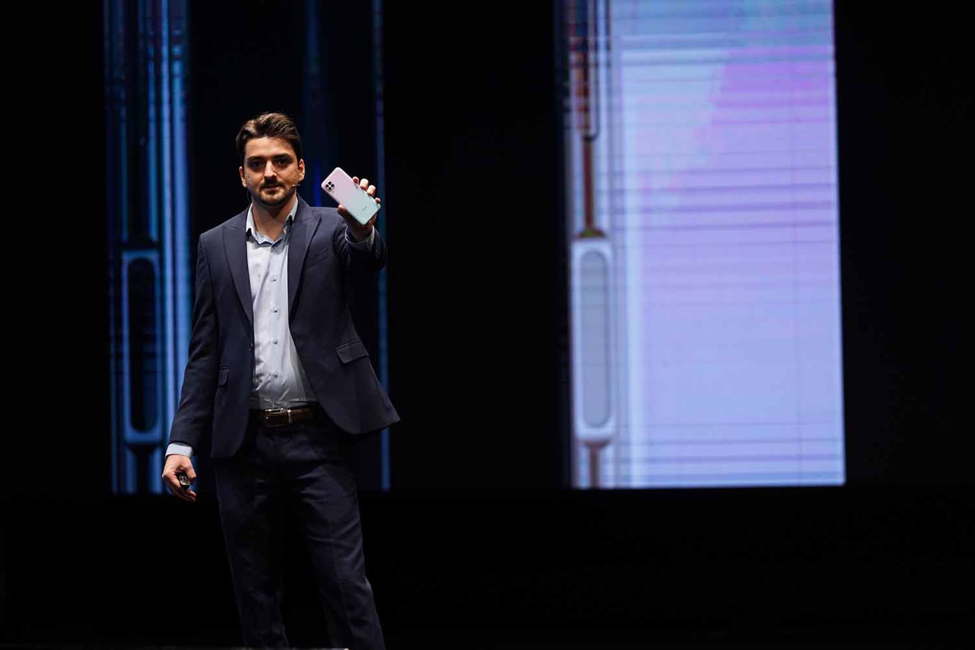 علی فخار درحال نمایش هواوی نوا 7i در رنگ صورتی