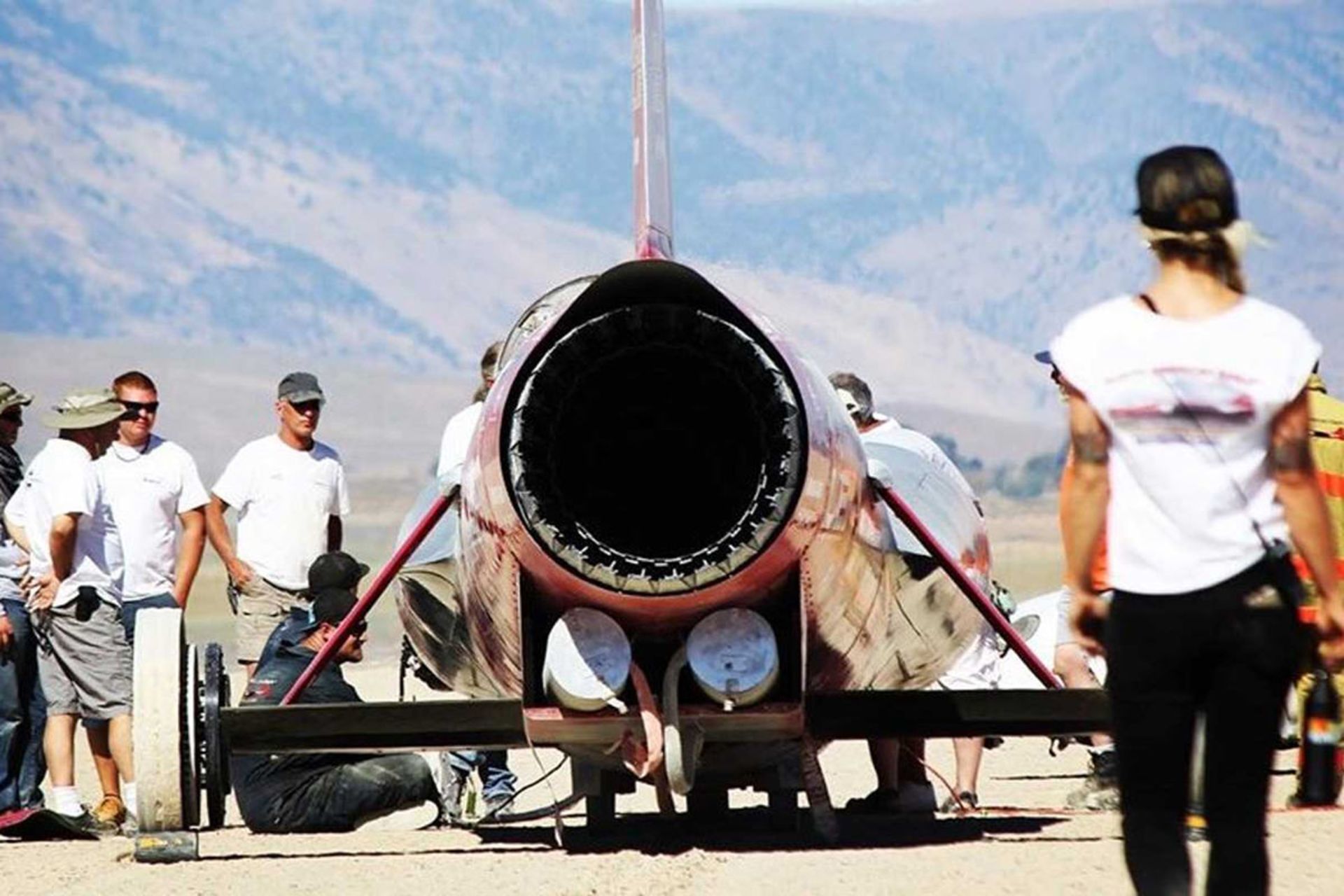 خودرو جسی کامبس در تلاش برای ثبت رکورد سرعت گینس در صحرا 