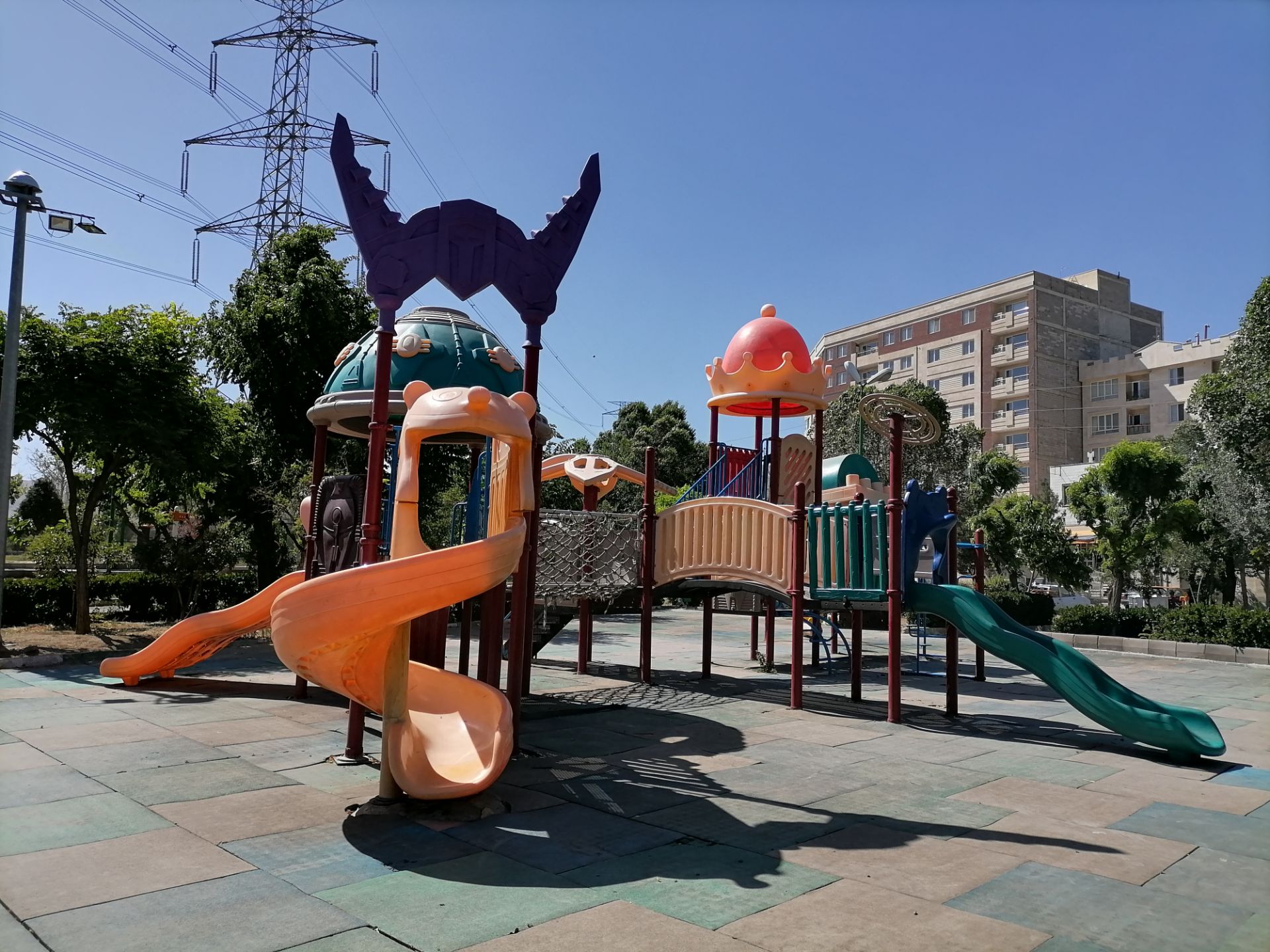 زمین بازی داخل بوستان