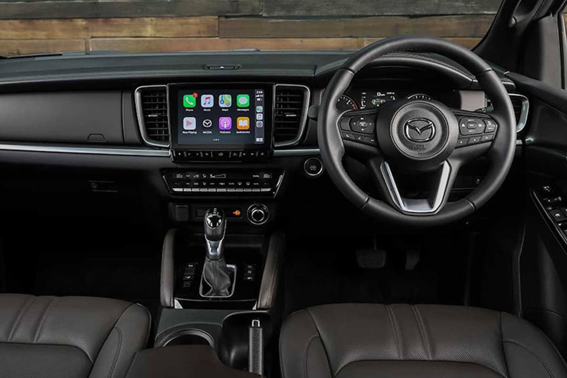 داخل کابین وانت پیکاپ مزدا / Mazda BT-50 با غربیلک فرمان و سیستم سرگرمی و داشبورد