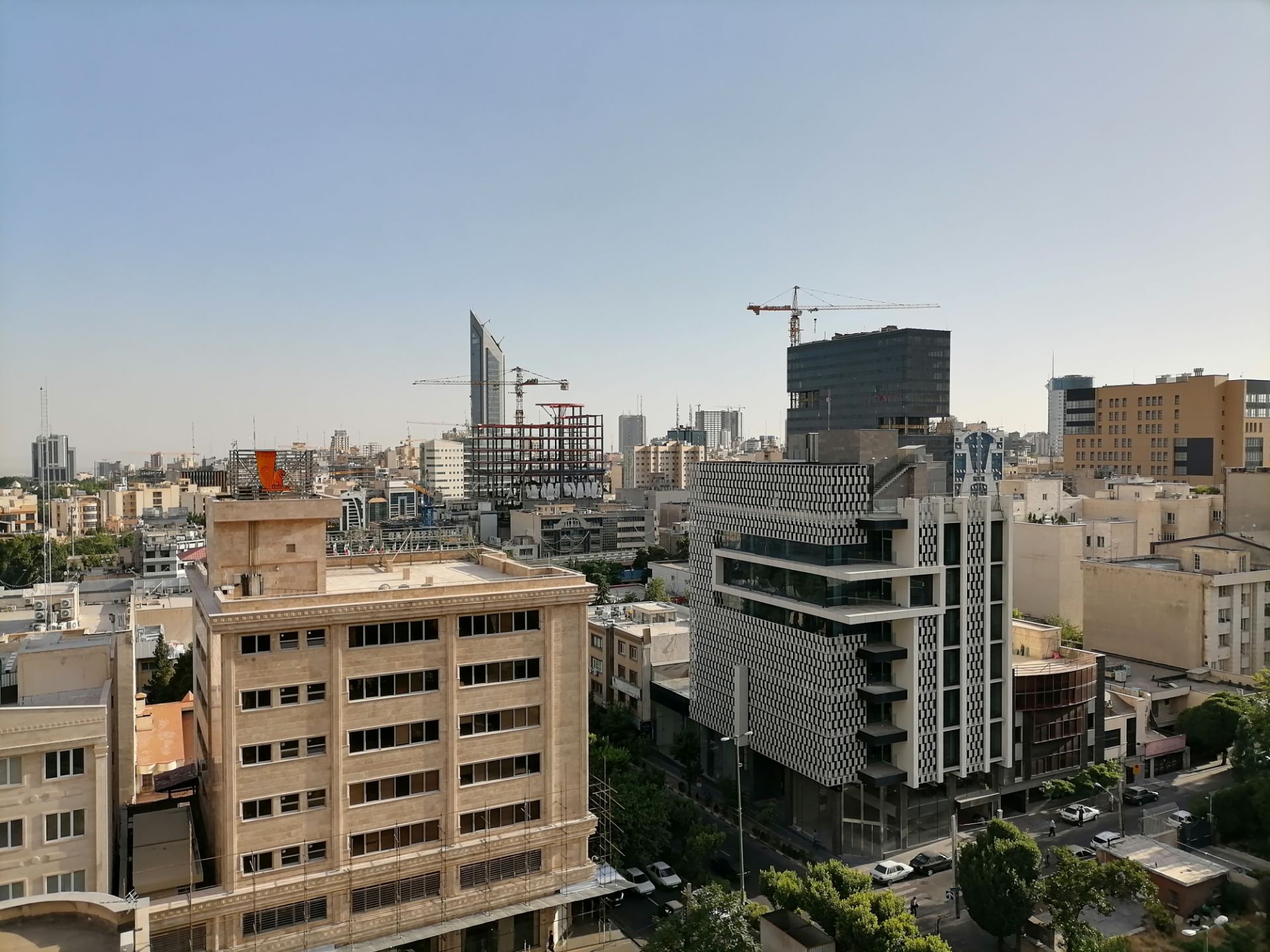 عکس واید از ساختمان‌ های کنار خیابان