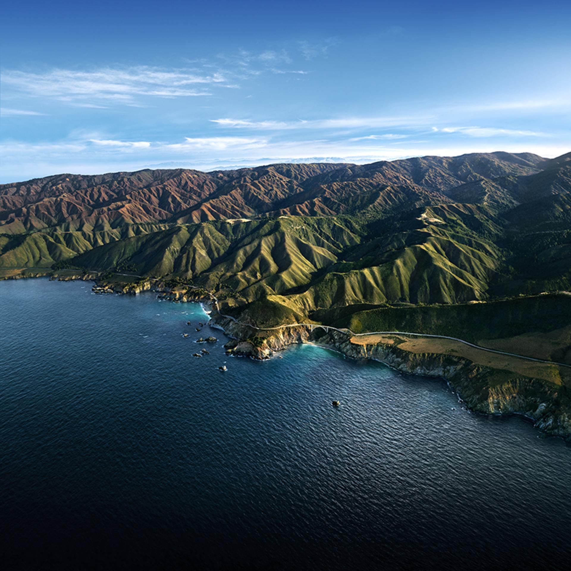 والپیپر macOS Big Sur منظره کوه سبز دریا آسمان