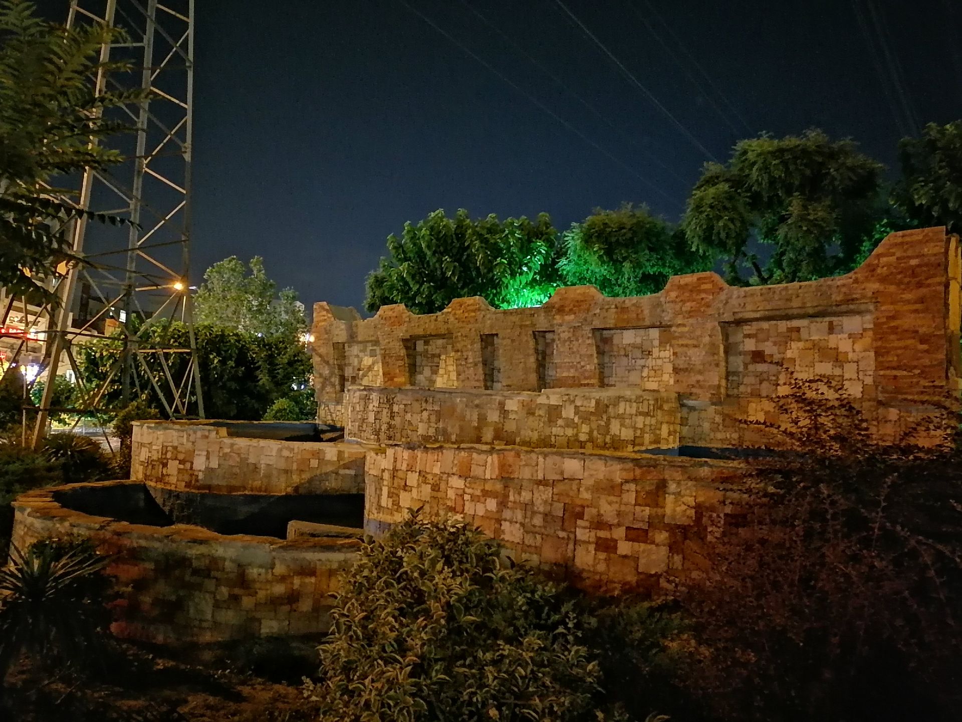 حوض آب کنار درختان در تاریکی