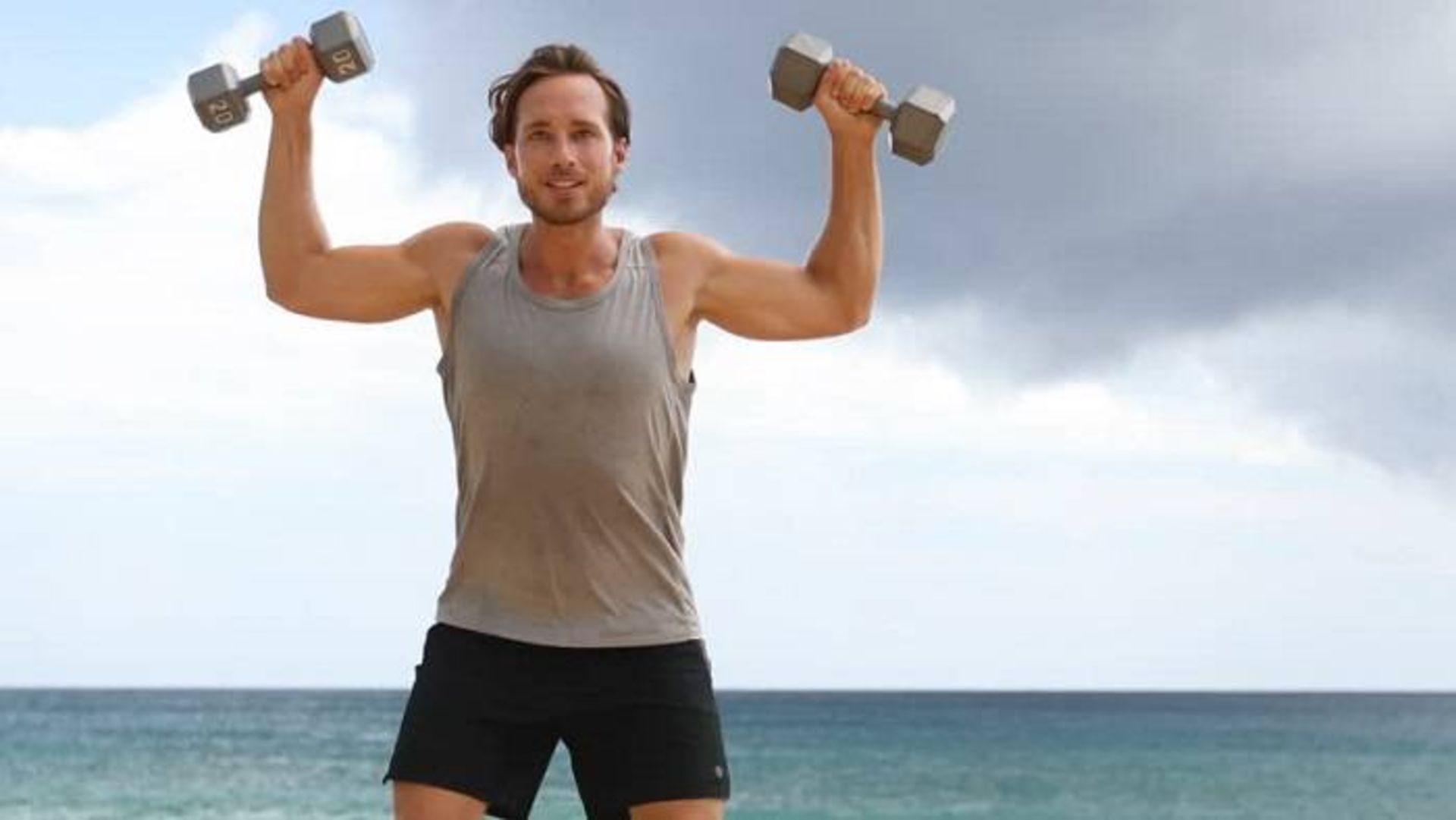 ورزش در کنار ساحل