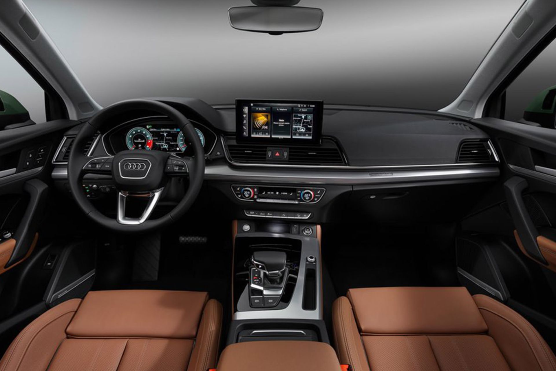 کابین لوکس خودرو شاسی‌ بلند آئودی Q5 با کیلومترشمار دیجیتالی و صندلی‌های چرم