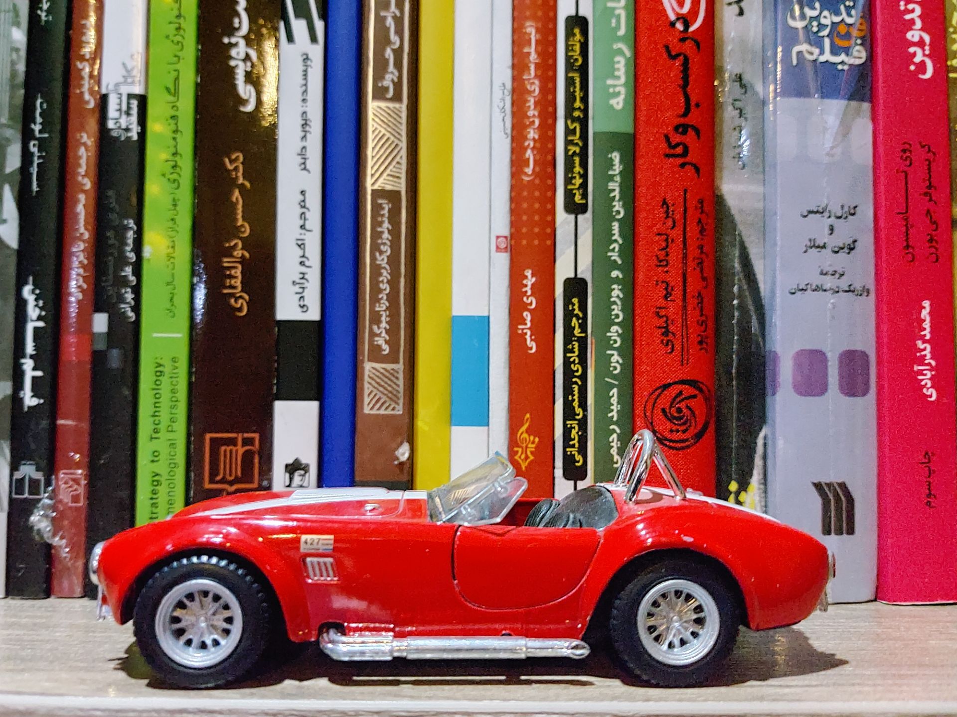 نمونه عکس شب گلکسی A71 از کتاب و ماکت خودرو