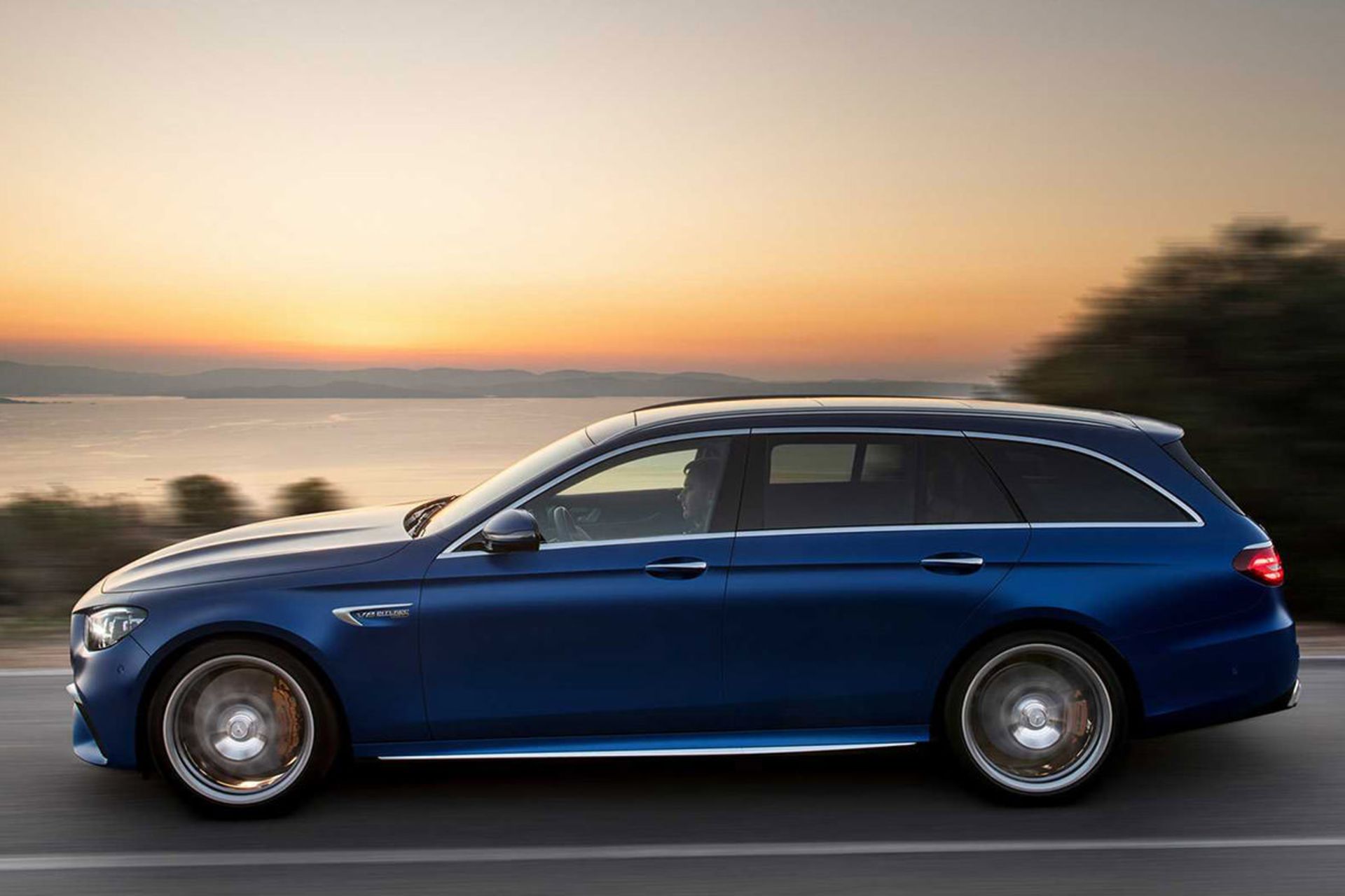 مرسدس بنز E63 S AMG در جاده‌ی کوهستانی و کنار دریاچه در صحنه‌ی غروب