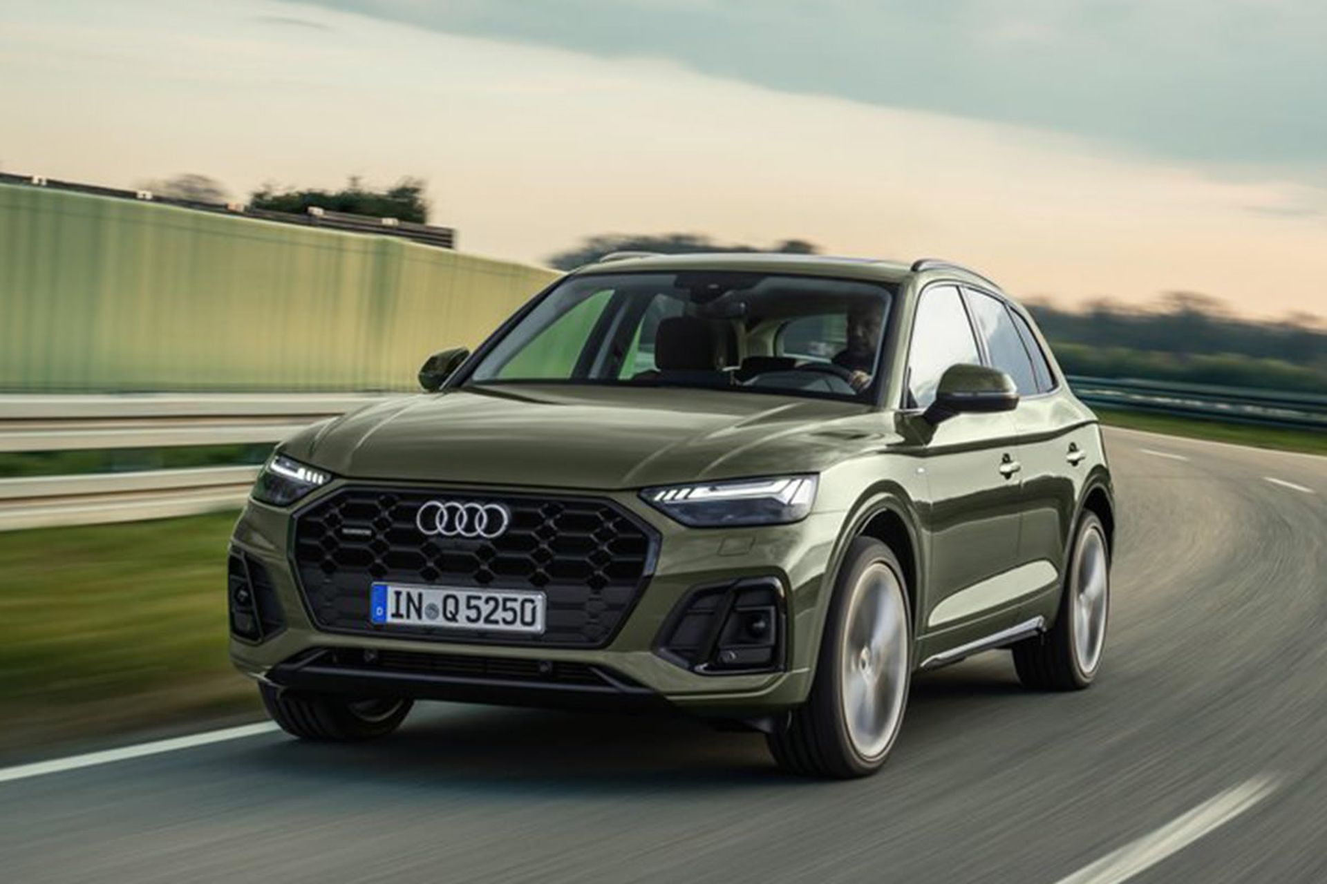 خودرو آئودی Q5 با هدلایت‌های ریبا در جاده های پرمنظره