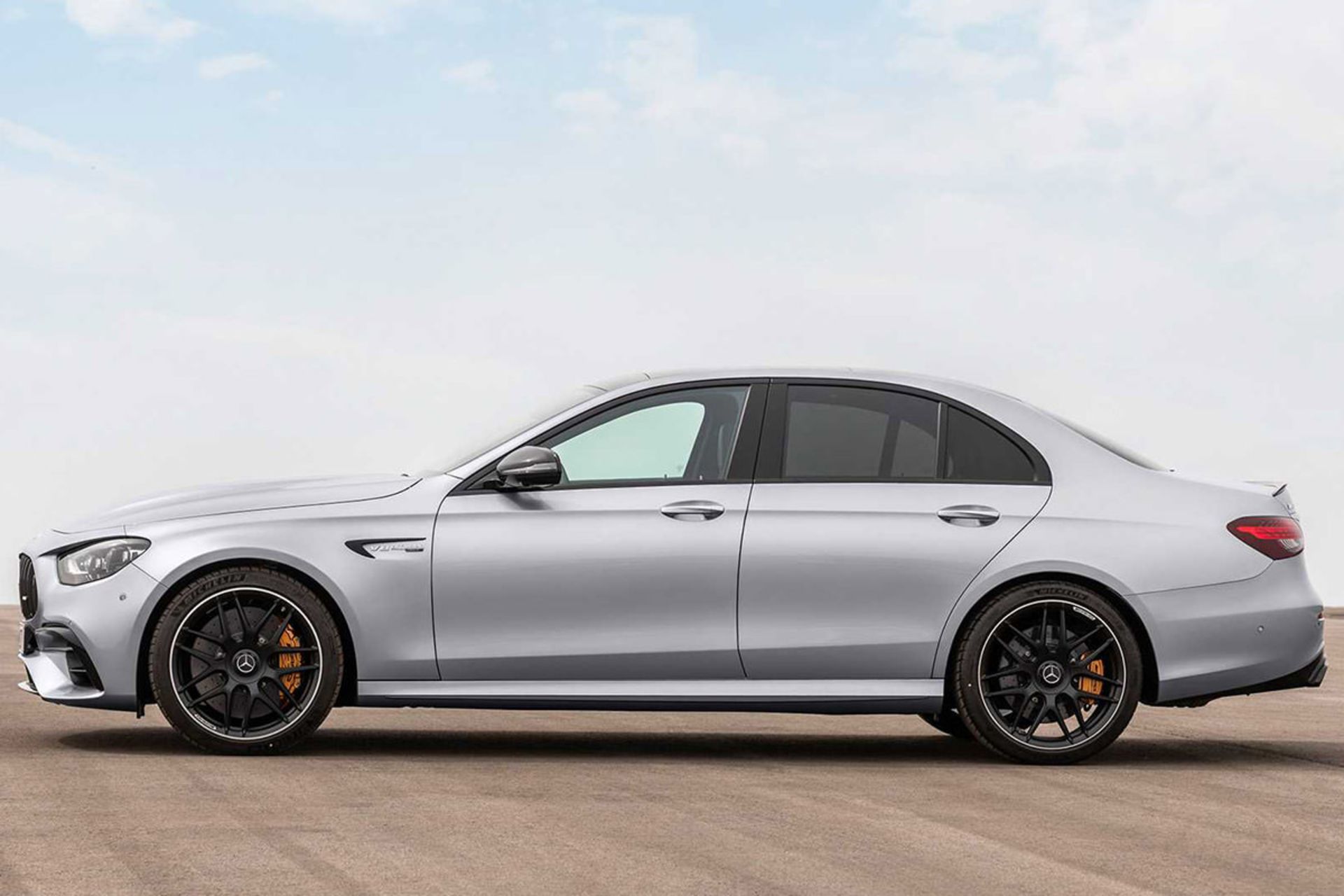 مرسدس بنز E63 S AMG با رینگ‌های پنج پره مشکی