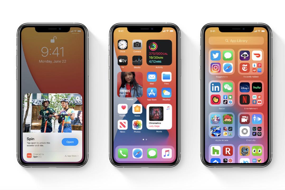 سه آیفون 11 پرو از جلو درحال اجرای آی او اس 14 / iOS 14