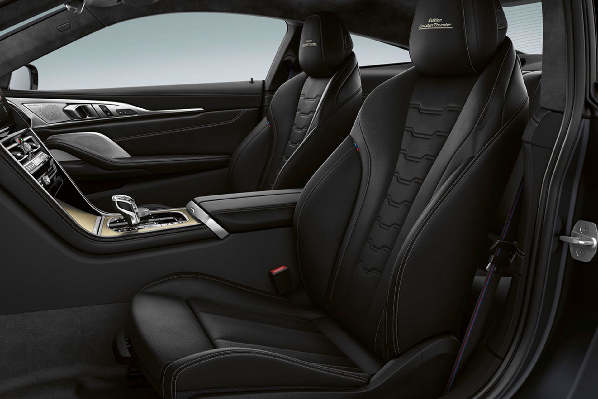 نمای داخلی بی ام و سری 8 گلدن‌تاندر با صندلی‌های حرفه‌ای M اسپرت بی ام و 
