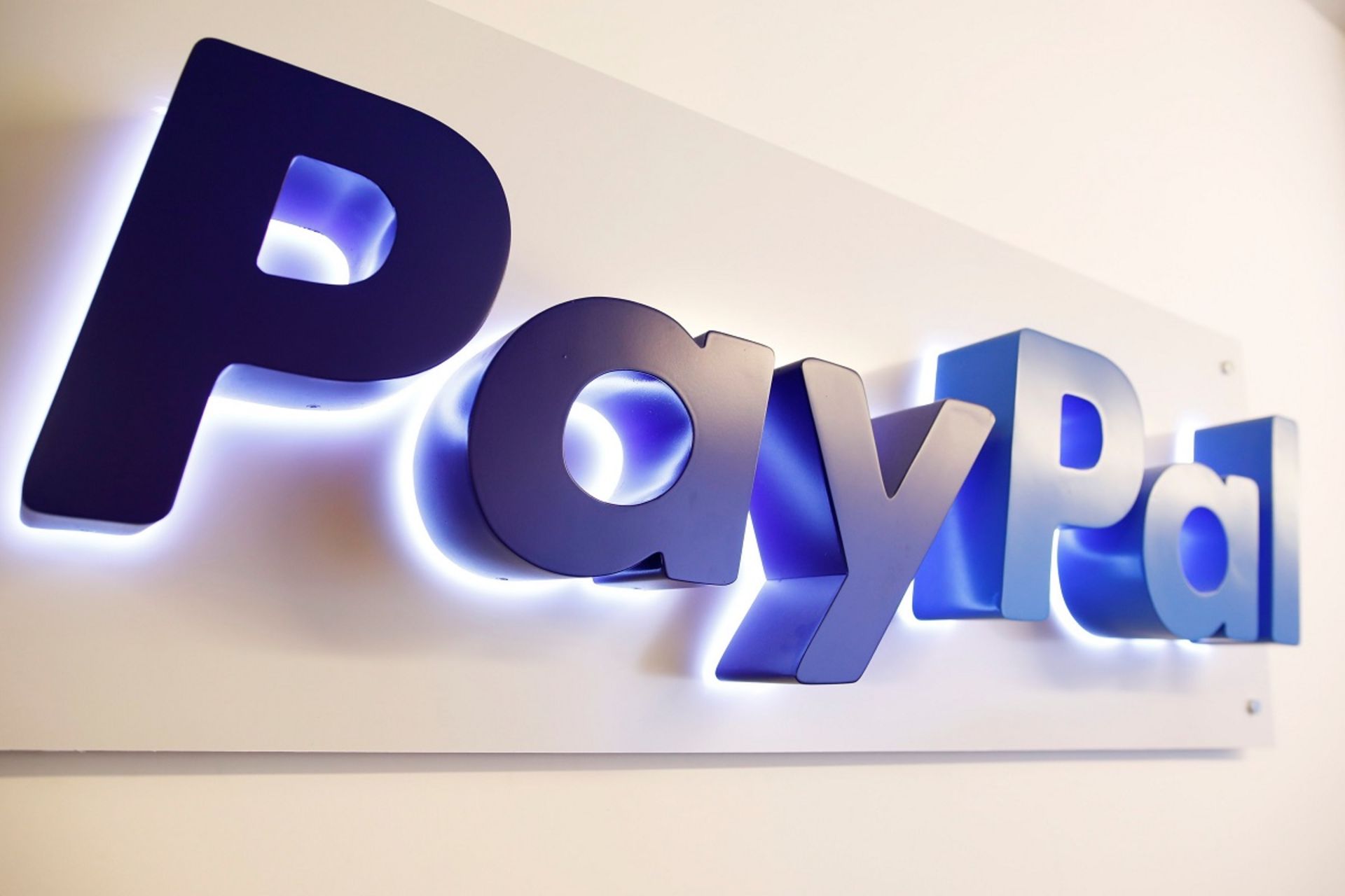 لوگو پی پل پال PayPal روی دیوار