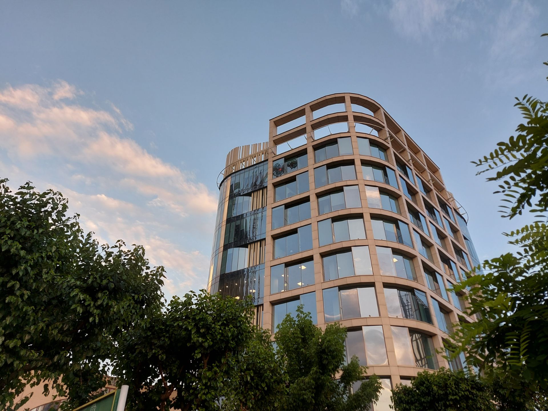 نمونه عکس گلکسی A71 از برج