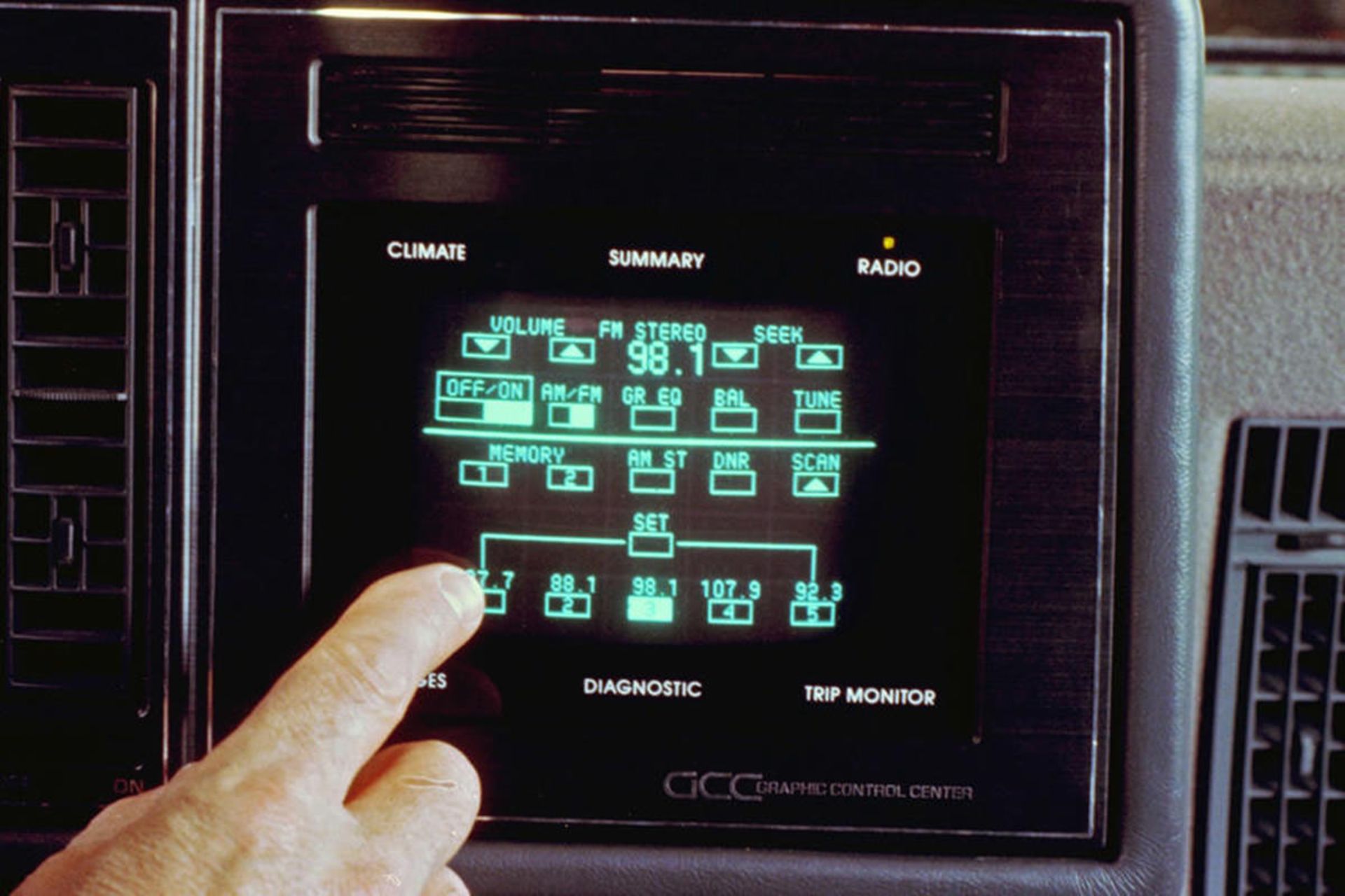 سیستم سرگرمی و اطلاعاتی / infotainment خودرو در مدل های کلاسیک