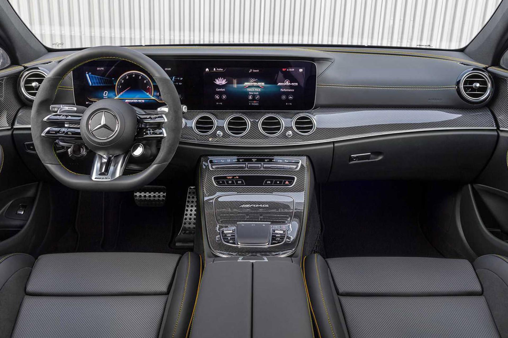 نمای داخلی و داشبود و صفحه‌نمایش بزرگ مرسدس بنز E63 S AMG