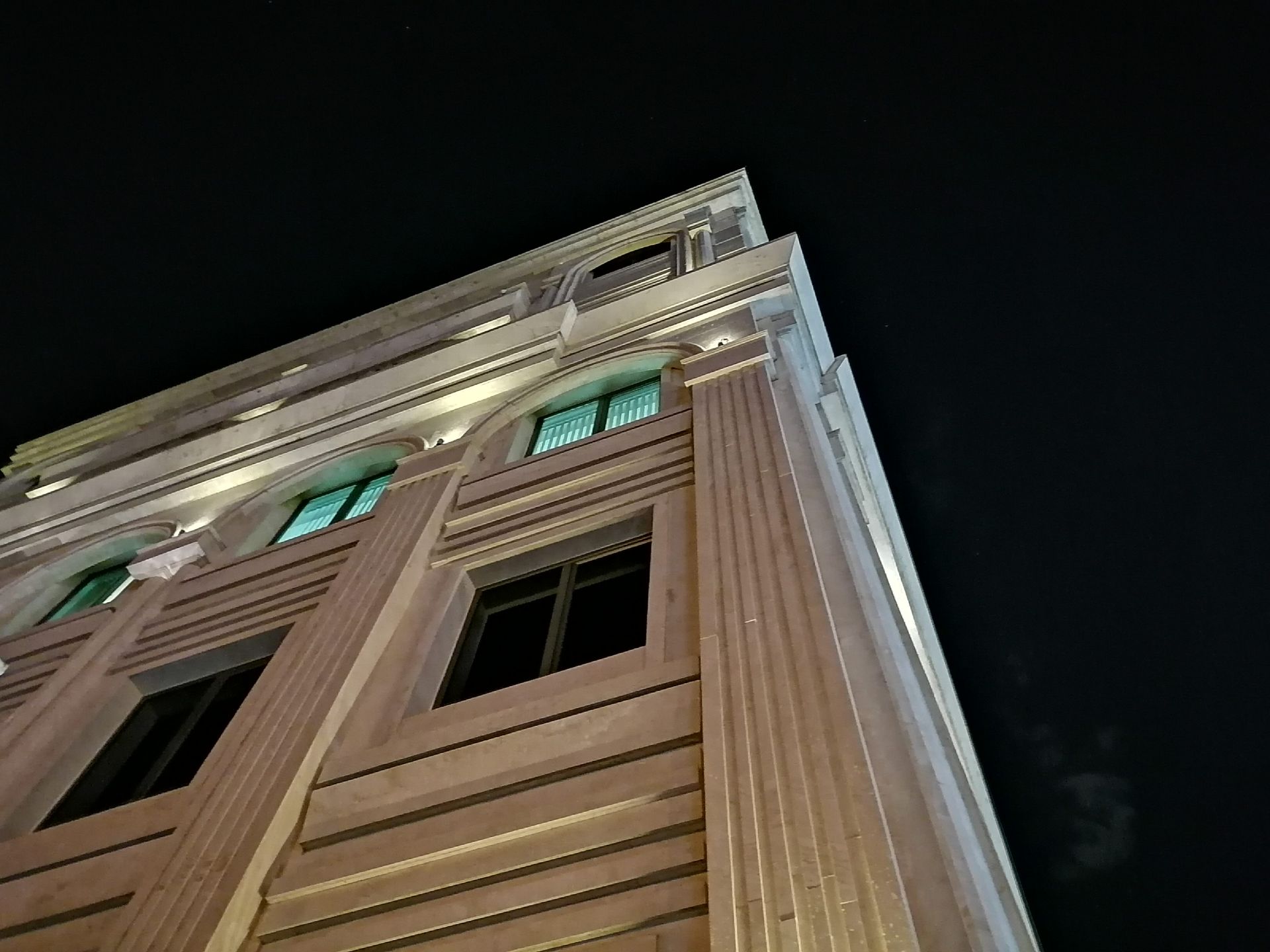 بلندای ساختمان در تاریکی