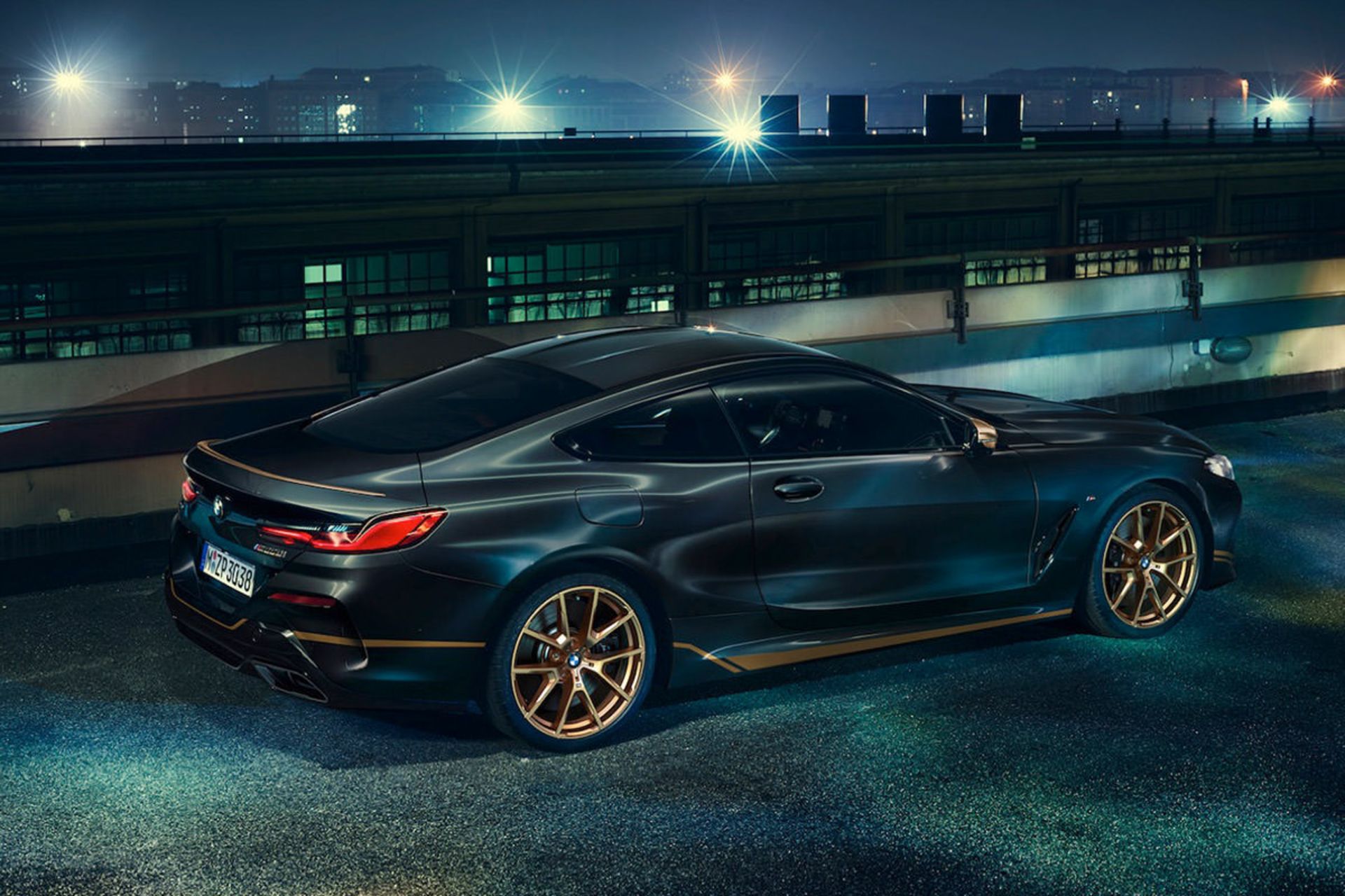 بی ام و سری 8 گلدن‌تاندر با رینگ‌های دوپره‌ای طلایی در کنار رودخانه روی پل 