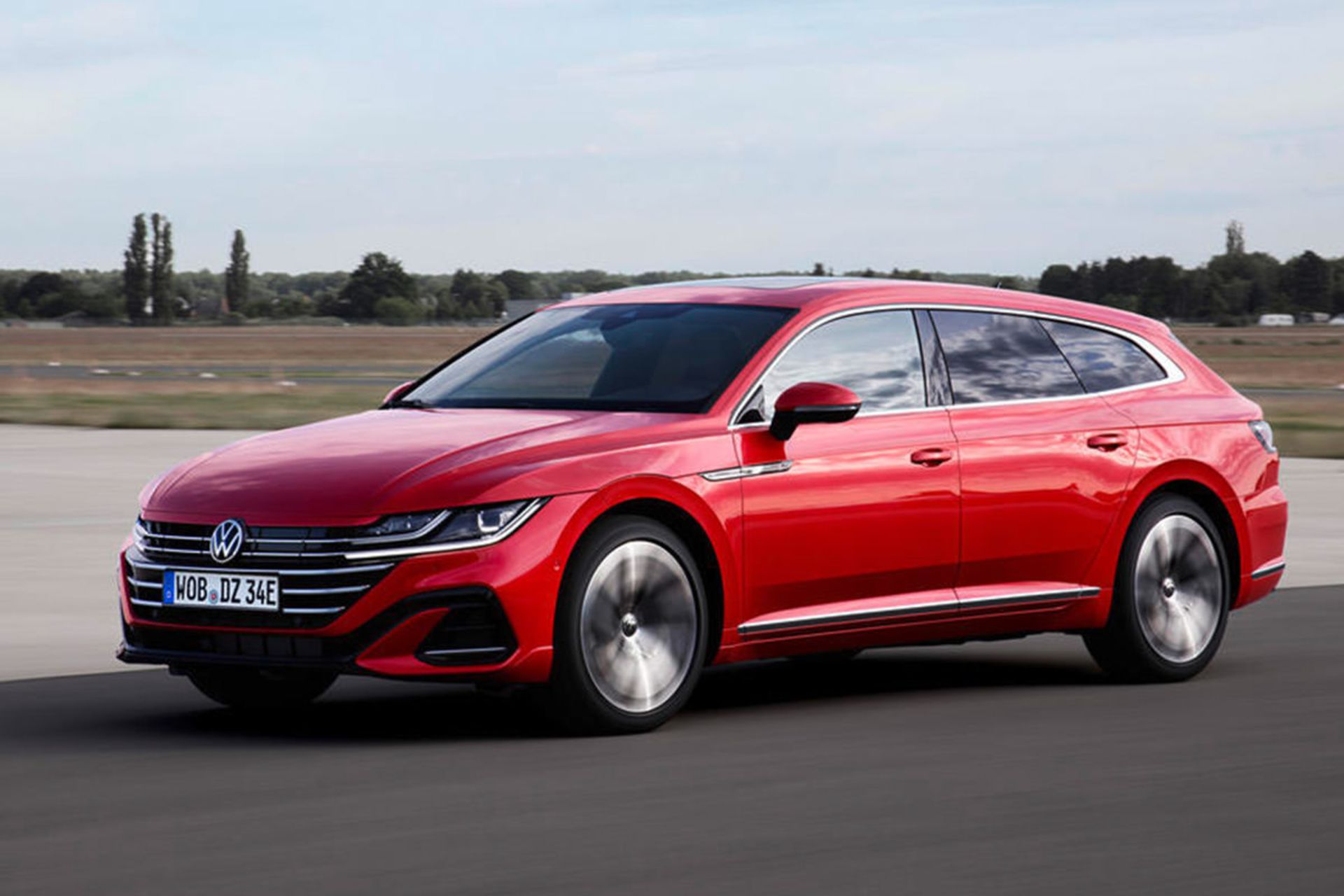 مدل استیشن فولکس واگن آرتئون در پیست در هوای بارانی