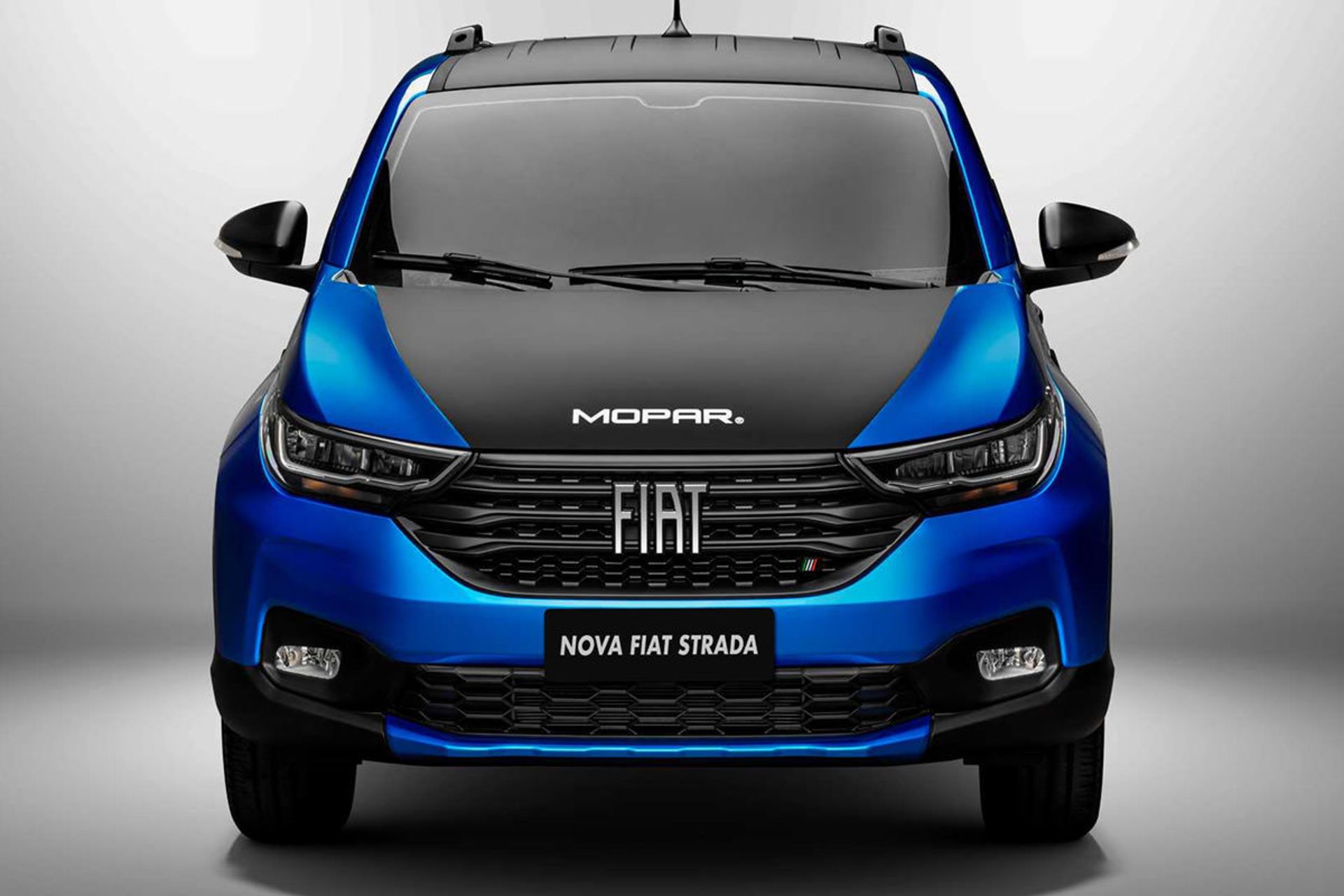 نمای جلو از وانت پیکاپ / pickup truck فیات استرادا / Fiat Strada با رنگ آبی و سیاه و تیونینگ خودرو موپار 