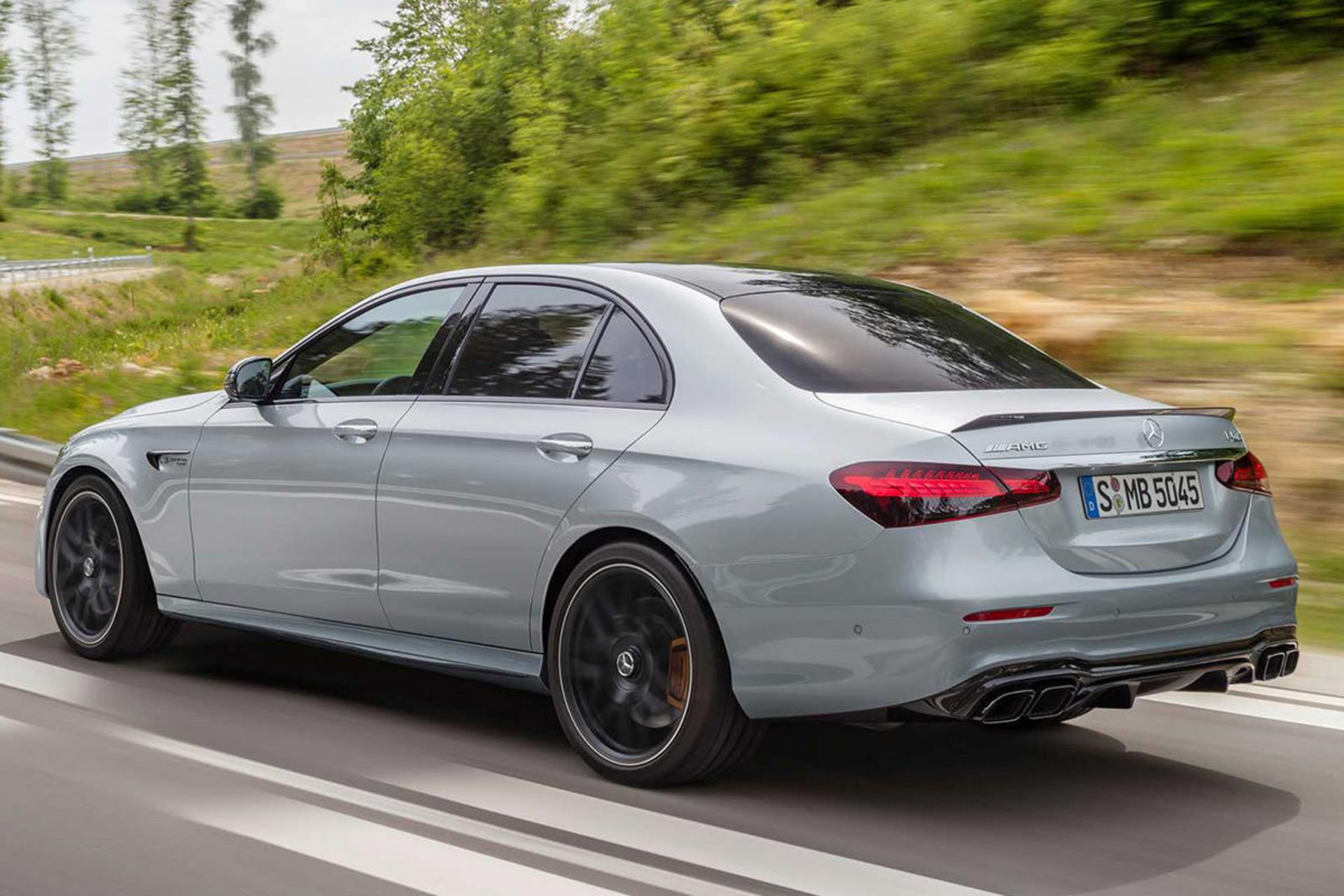 نمای عقب مرسدس بنز E63 S AMG با خروجی‌های چهارتایی مربعی‌شکل اگزوز