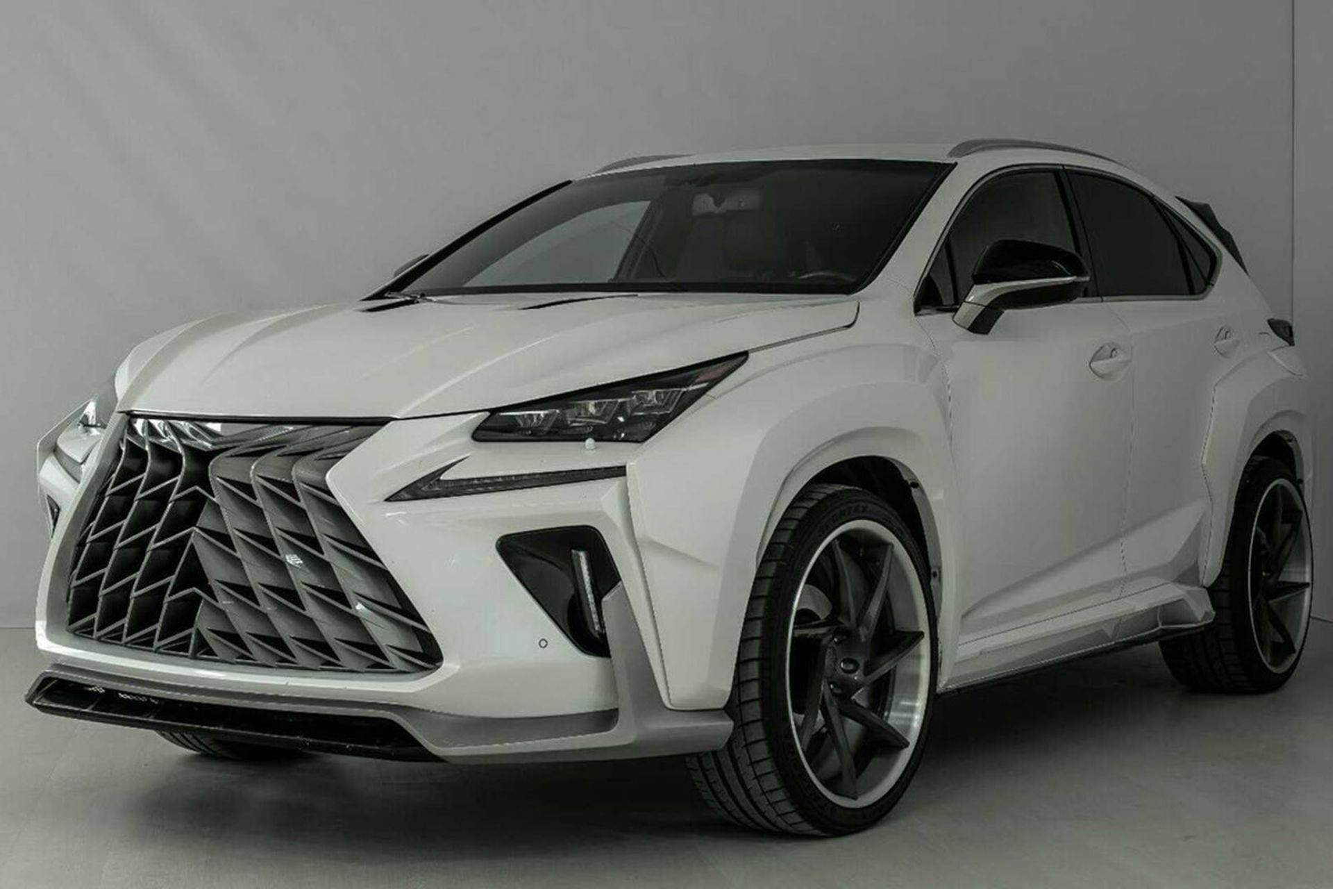نمای اصلی کراس اور / crossover لکسوس / lexus nx با کیت بدنه تهاجمی و رنگ سفید