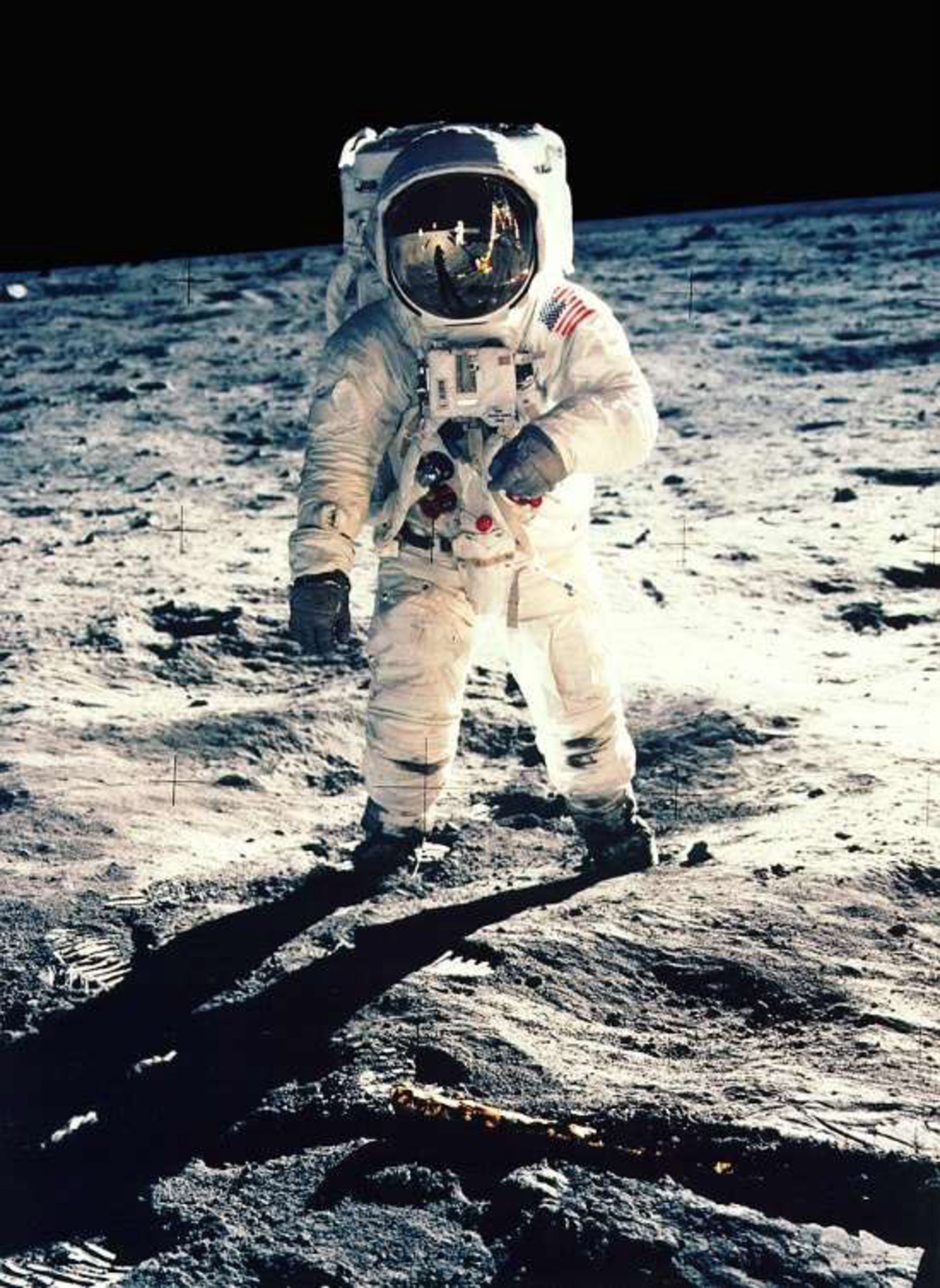 مرجع متخصصين ايران عكس گرفته شده از فضانورد Buzz Aldrin با تجهيزات مخصوص فضانوردي‌اش