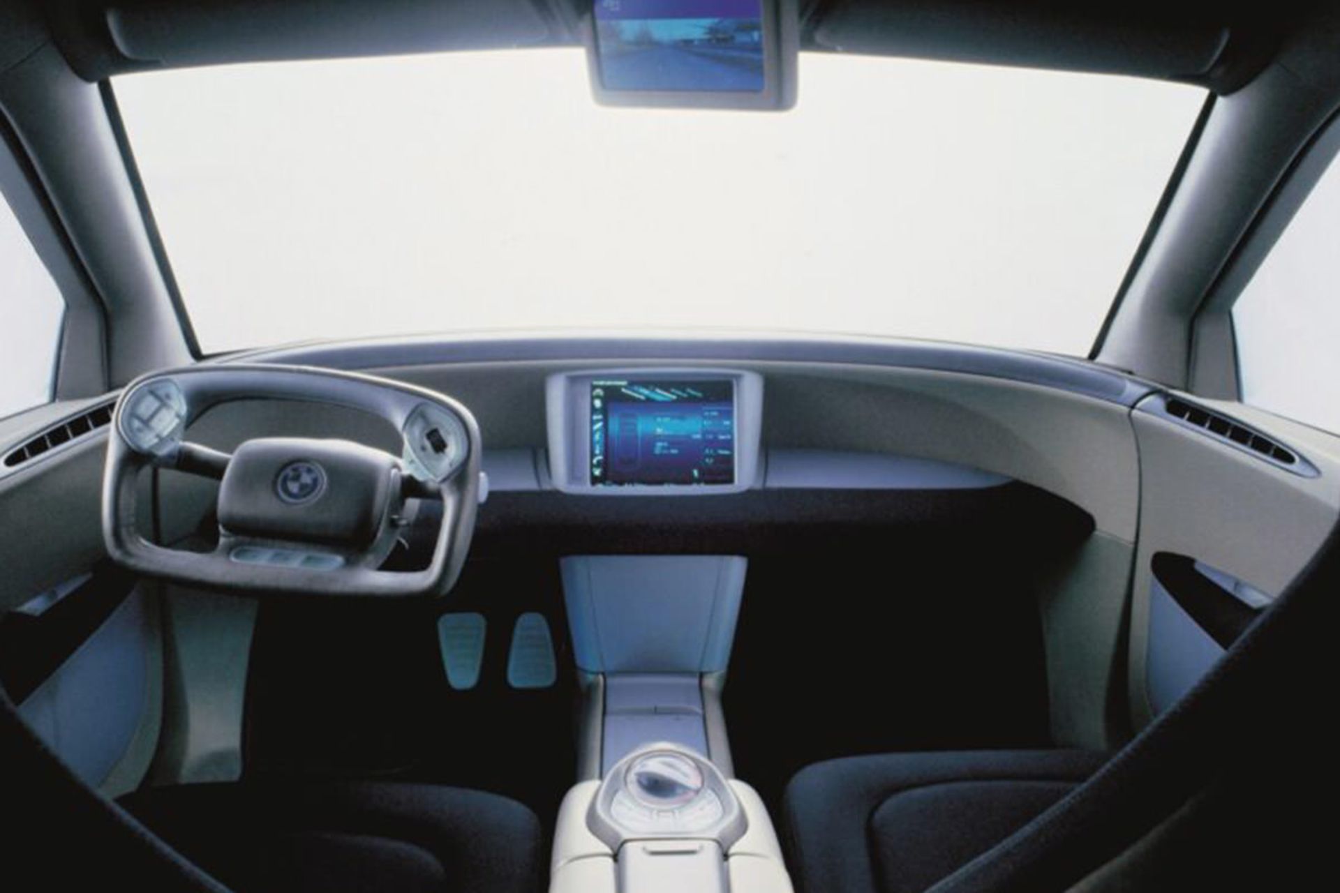 کابین مجلل و فرازمانی خودرو کانسپت بی ام و Z22 ۱۹۹۹ با صفحه‌نمایش و هداپ دیسپلی و دوربین دنده عقب