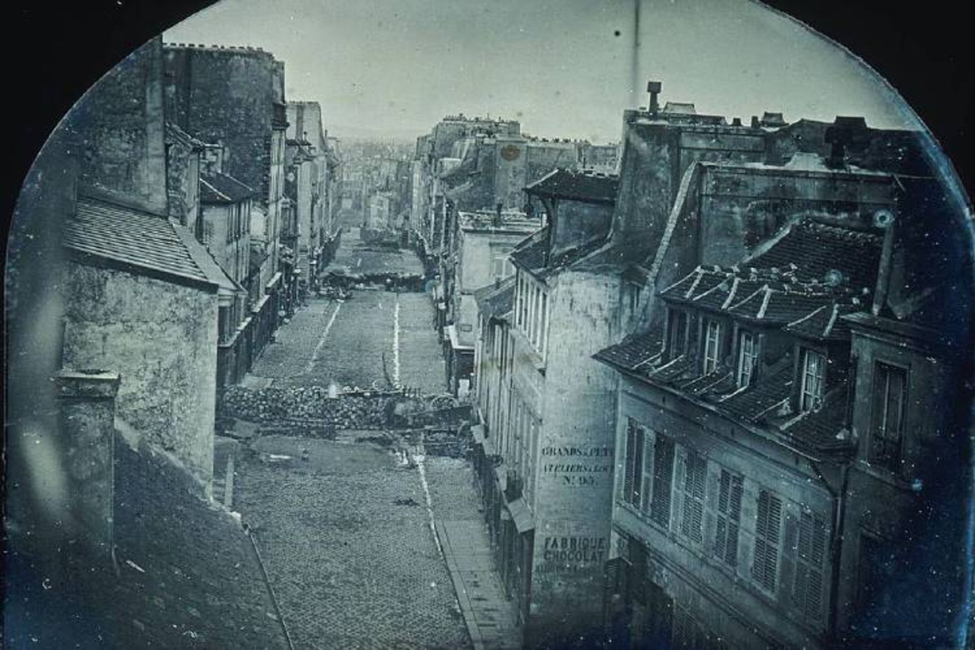 مرجع متخصصين ايران عكس معروف تاريخي با عنوان Barricades on rue Saint-Maur,