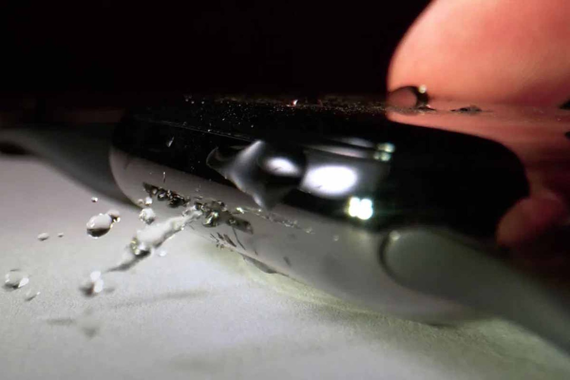 اپل واچ ازنمای کناری درحال استخراج آب با سیستم دفع آب اسپیکر