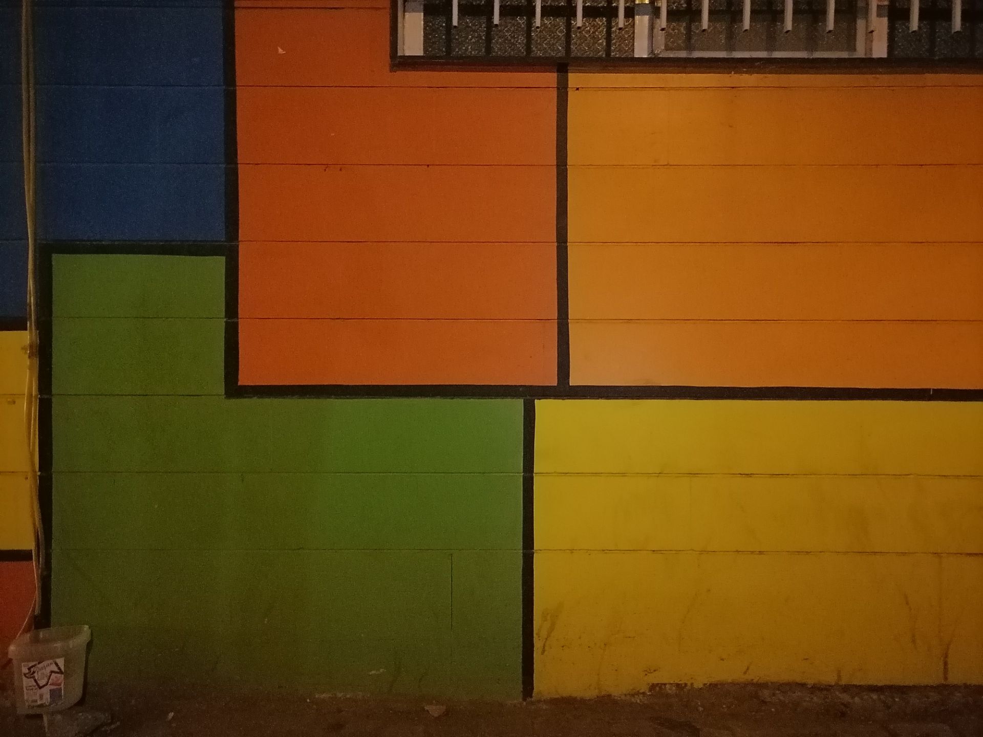 دیوار رنگی در تاریکی