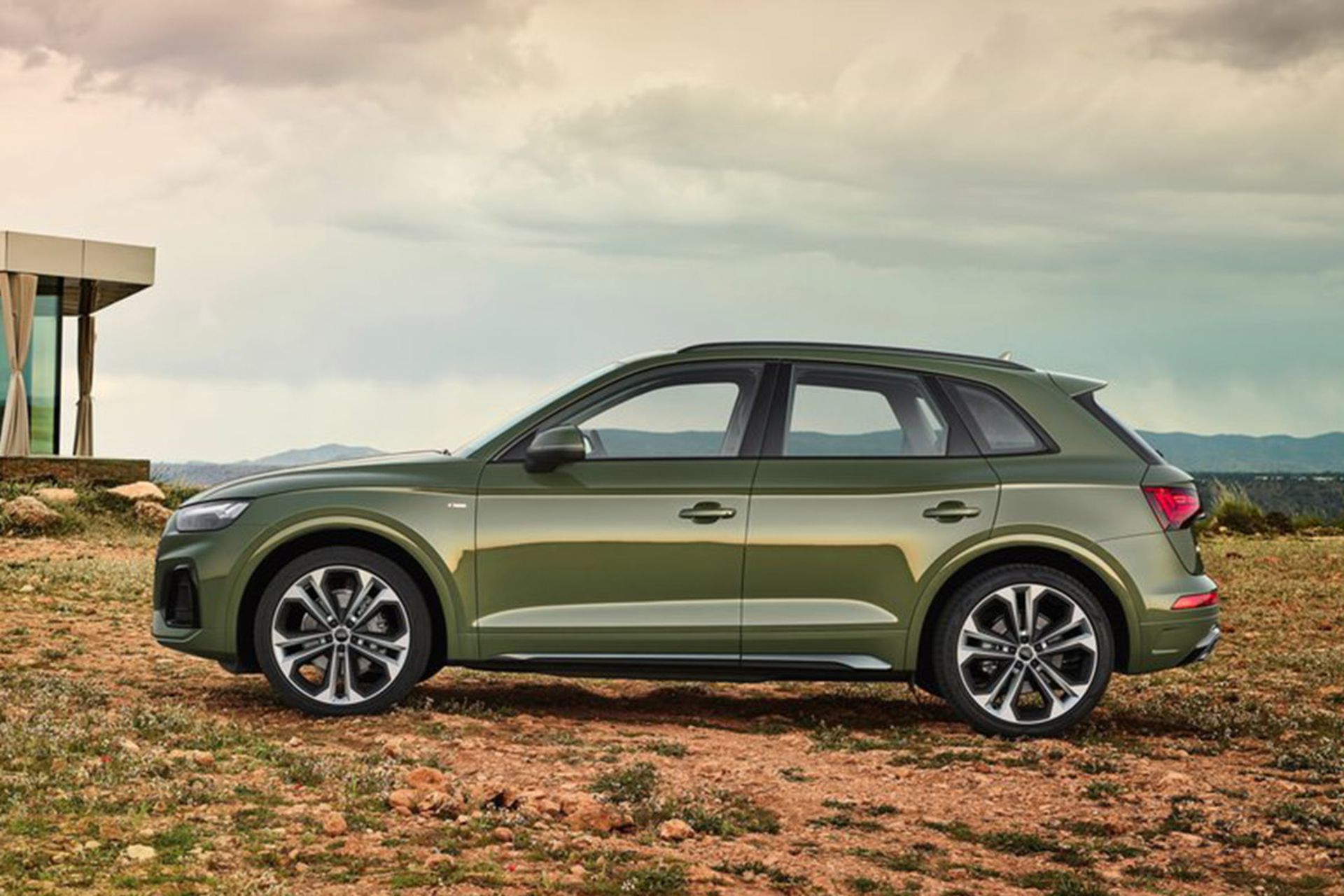 نمای جانبی آئودی Q5 در صحرا هوای ابری