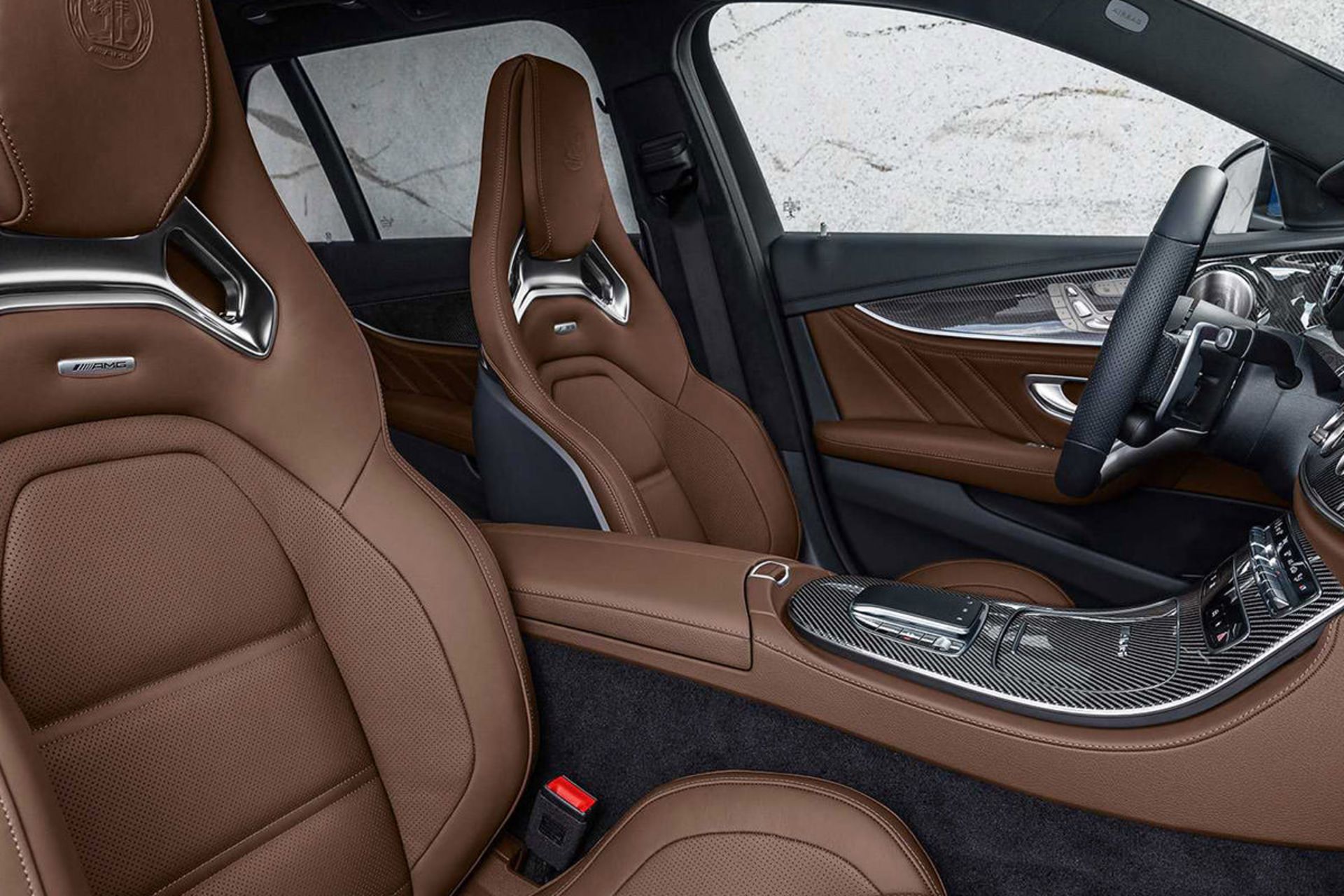 فضای لوکس و صندلی‌های مجلل مرسدس بنز E63 S AMG