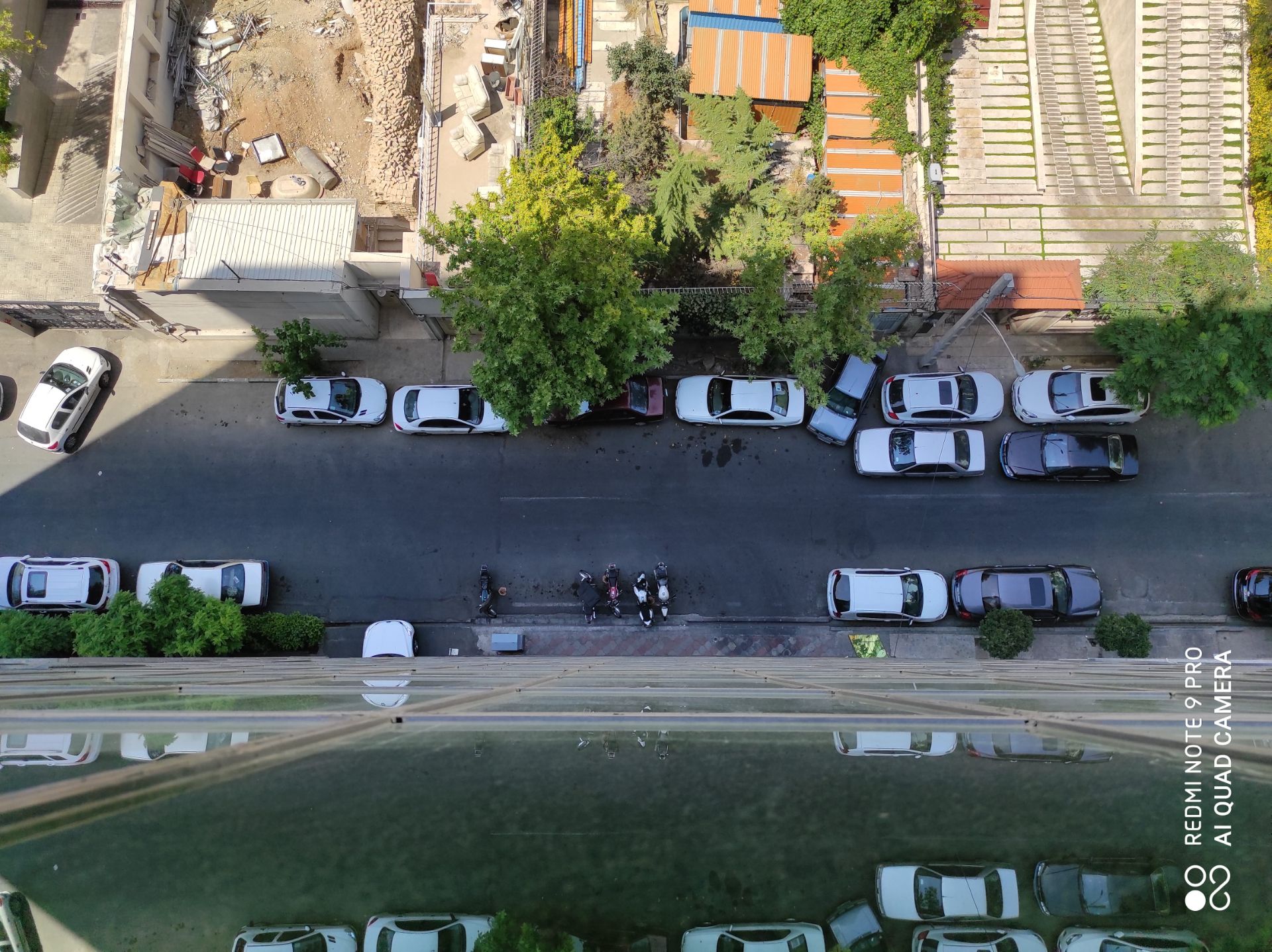 نمونه عکس ردمی نوت 9 پرو - نمای بالا از خودروها در خیابان