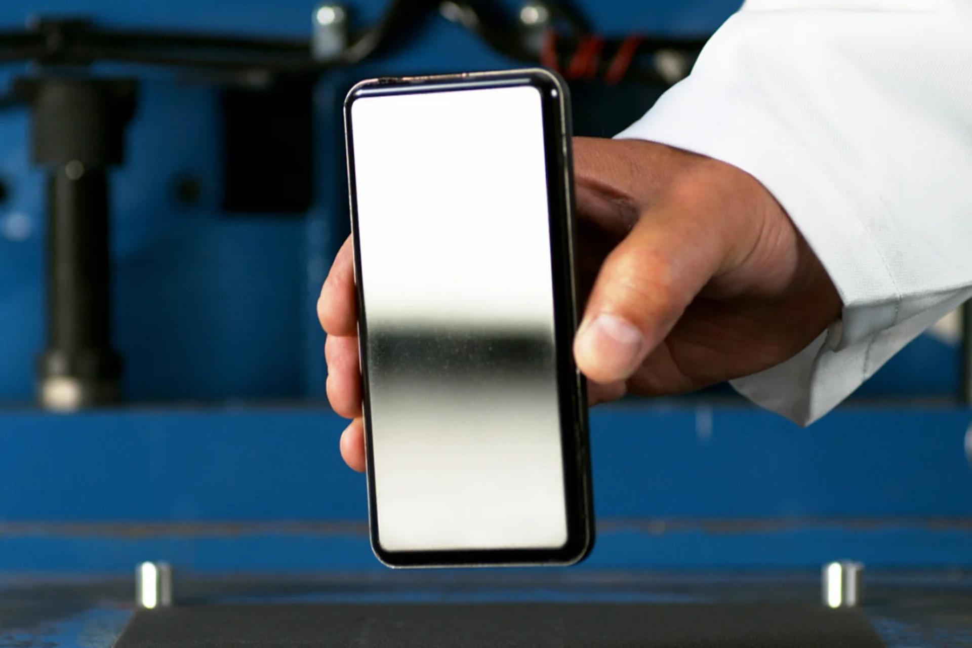 گوشی مجهزبه شیشه گوریلا گلس ویکتوس / Gorilla Glass Victus در دست راست یک مرد